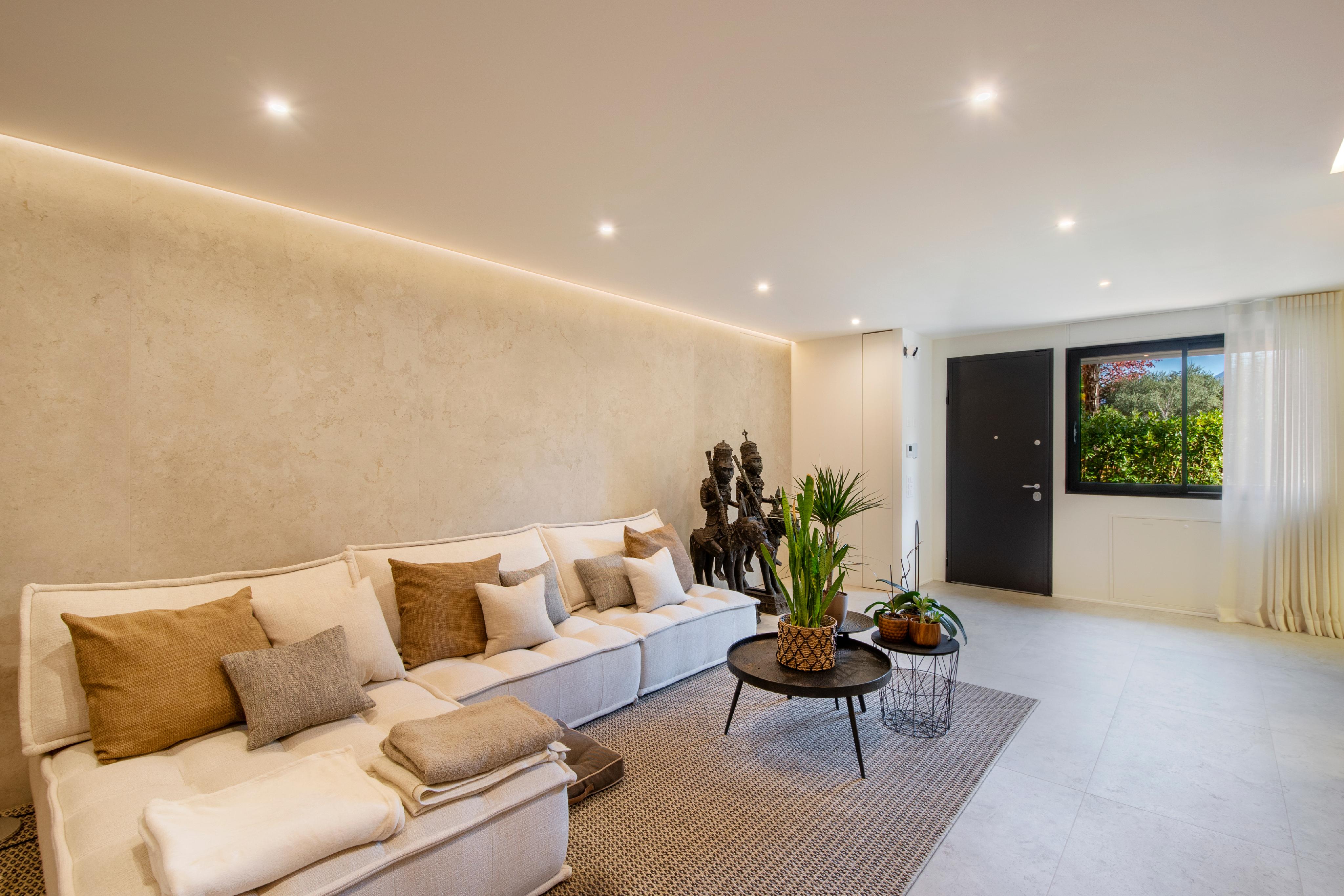 Helles, modernes Wohnzimmer mit minimalistischer Einrichtung