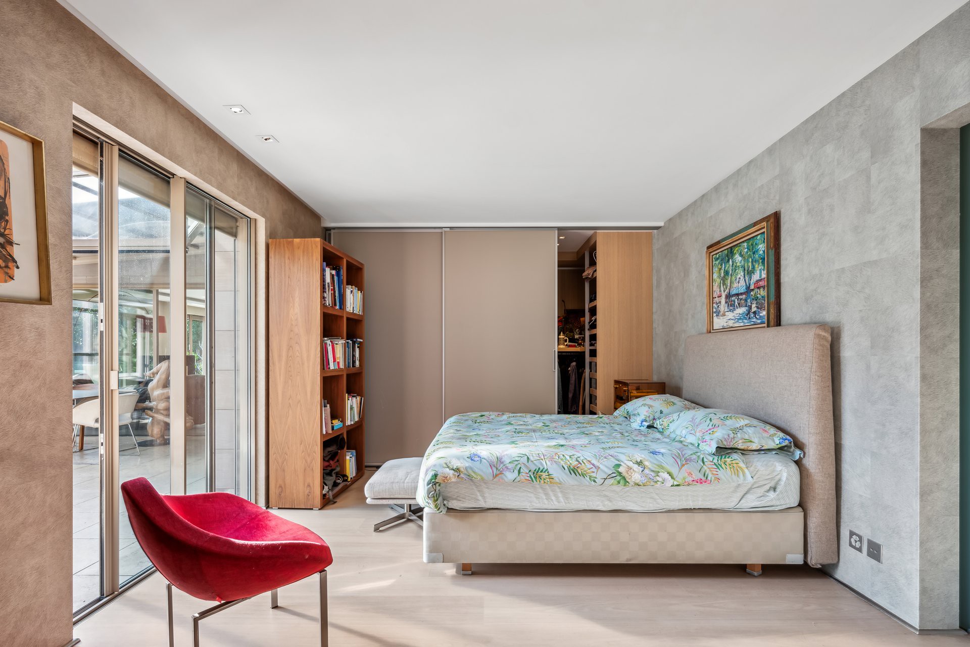 Schlafzimmer mit Balkonzugang