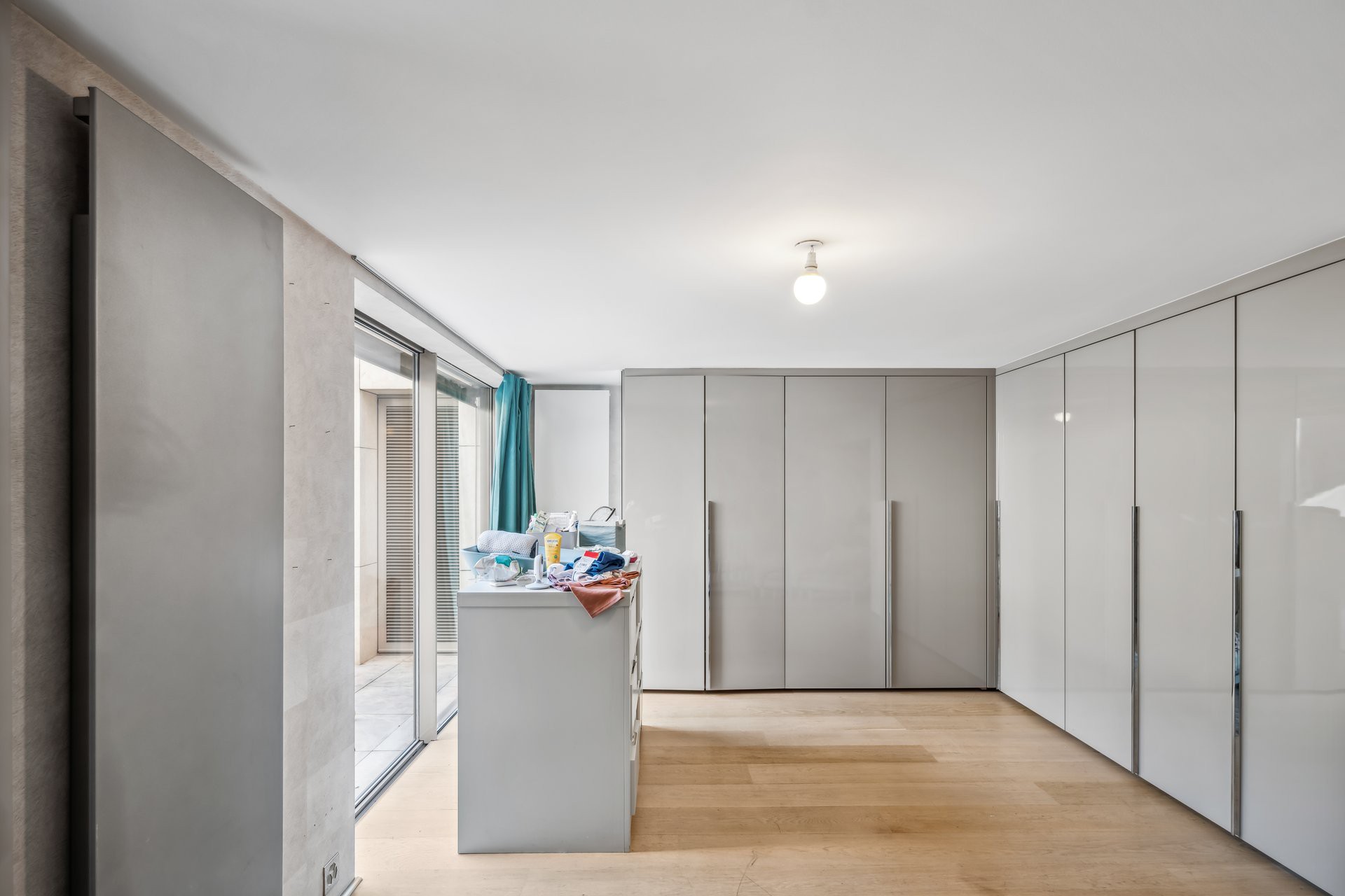 Moderne Ankleide mit Einbauschränken