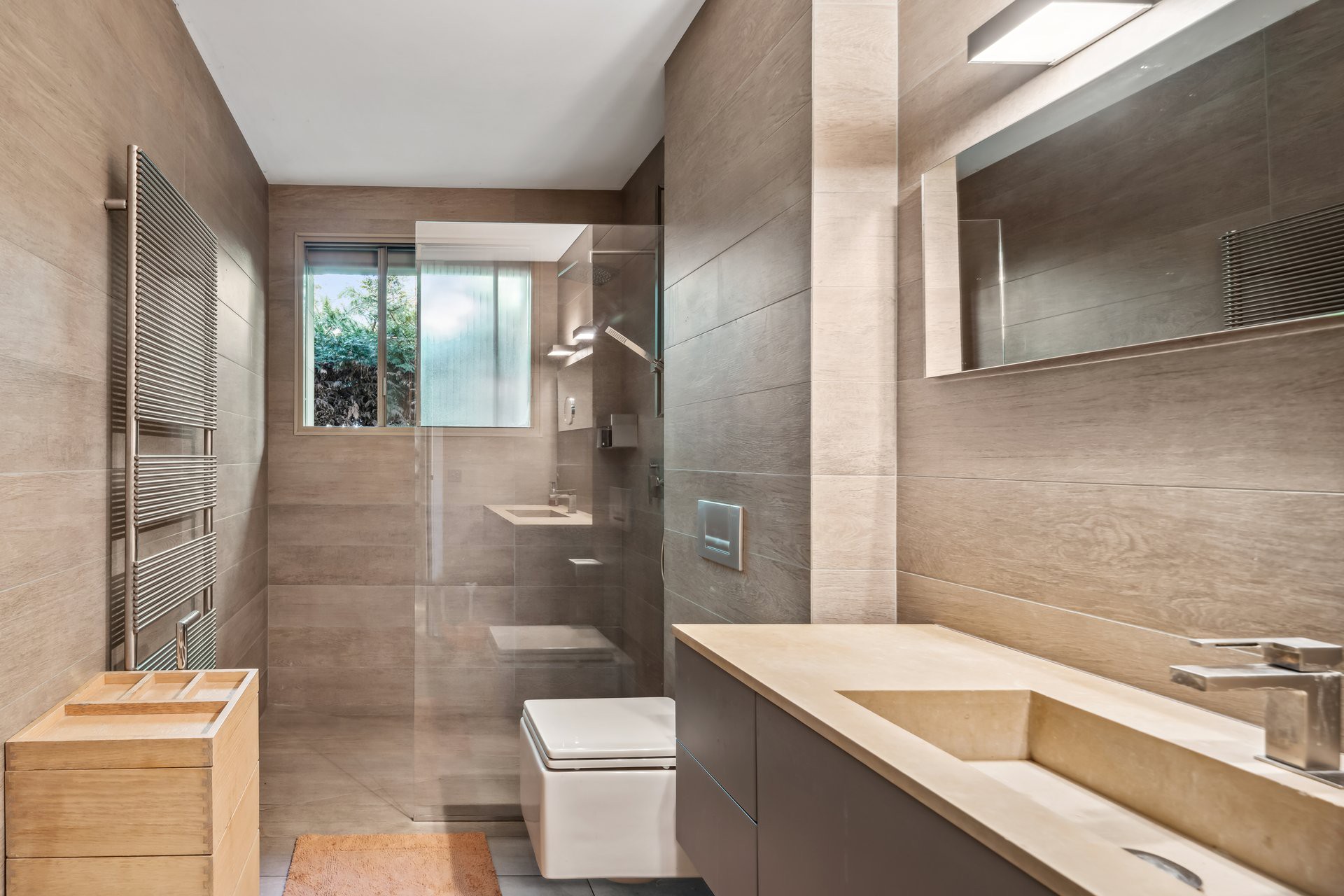Modernes Bad mit Dusche und Doppelwaschtisch