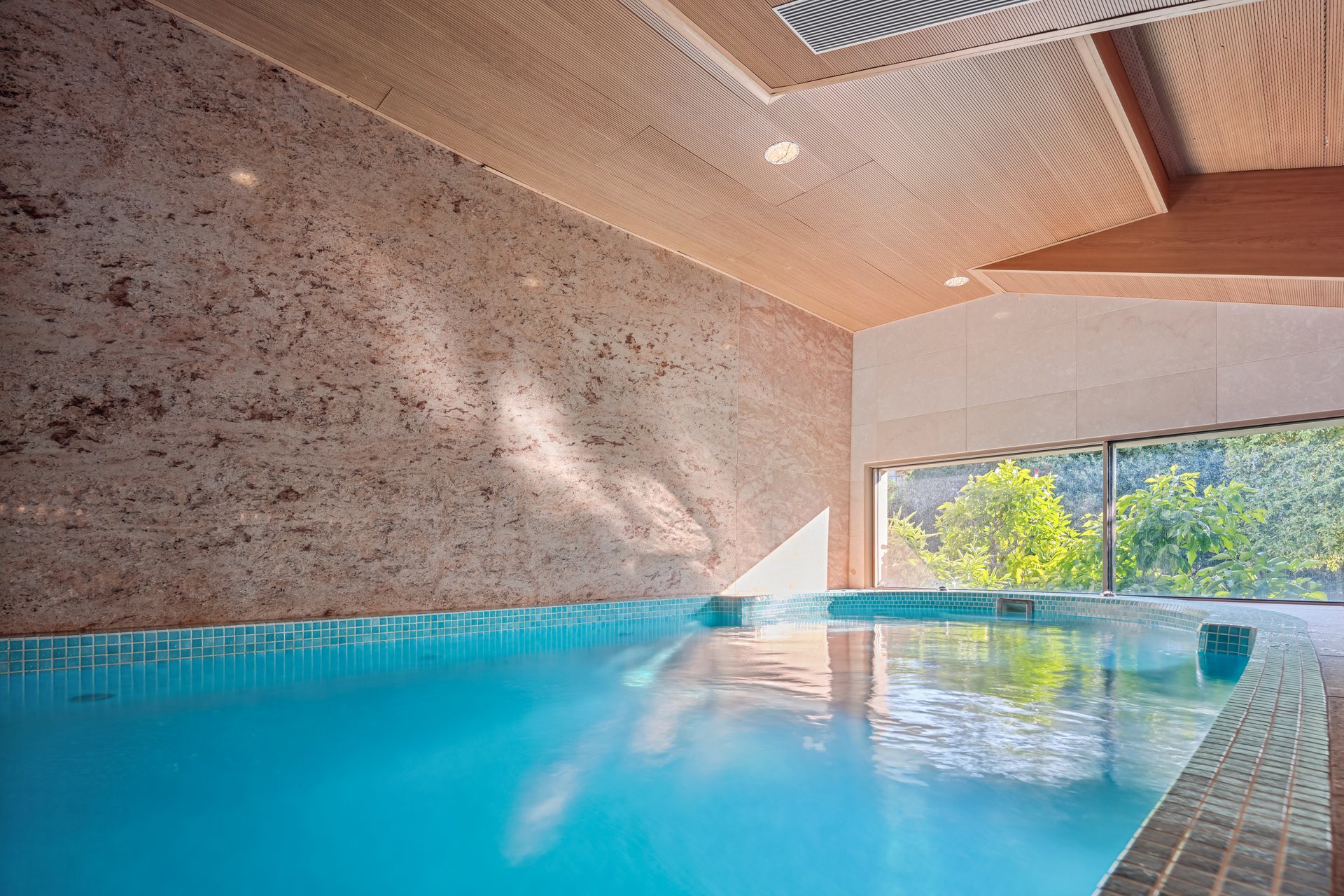 Innenpool mit Fensterblick