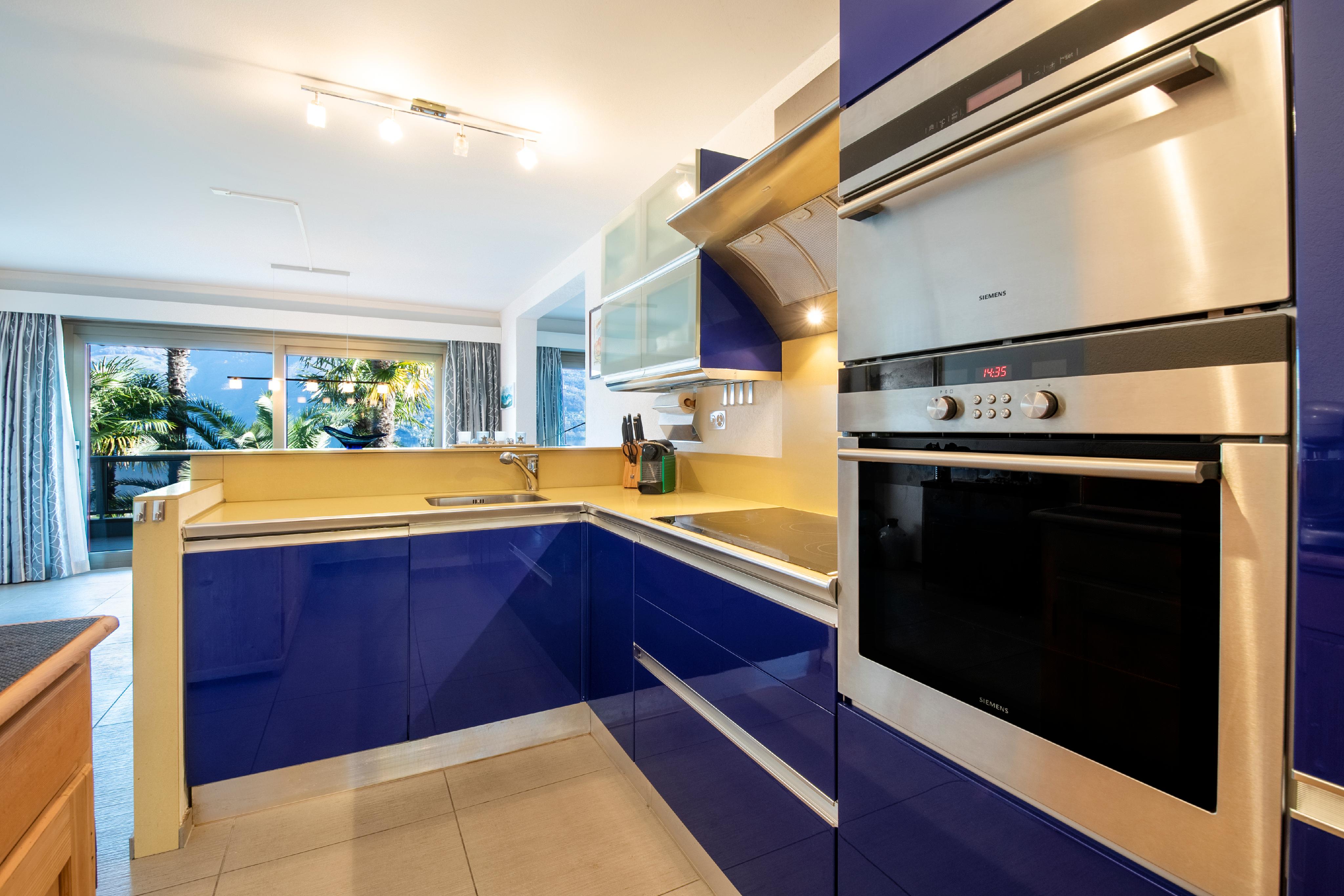 Moderne Küche mit blauen Hochglanzfronten