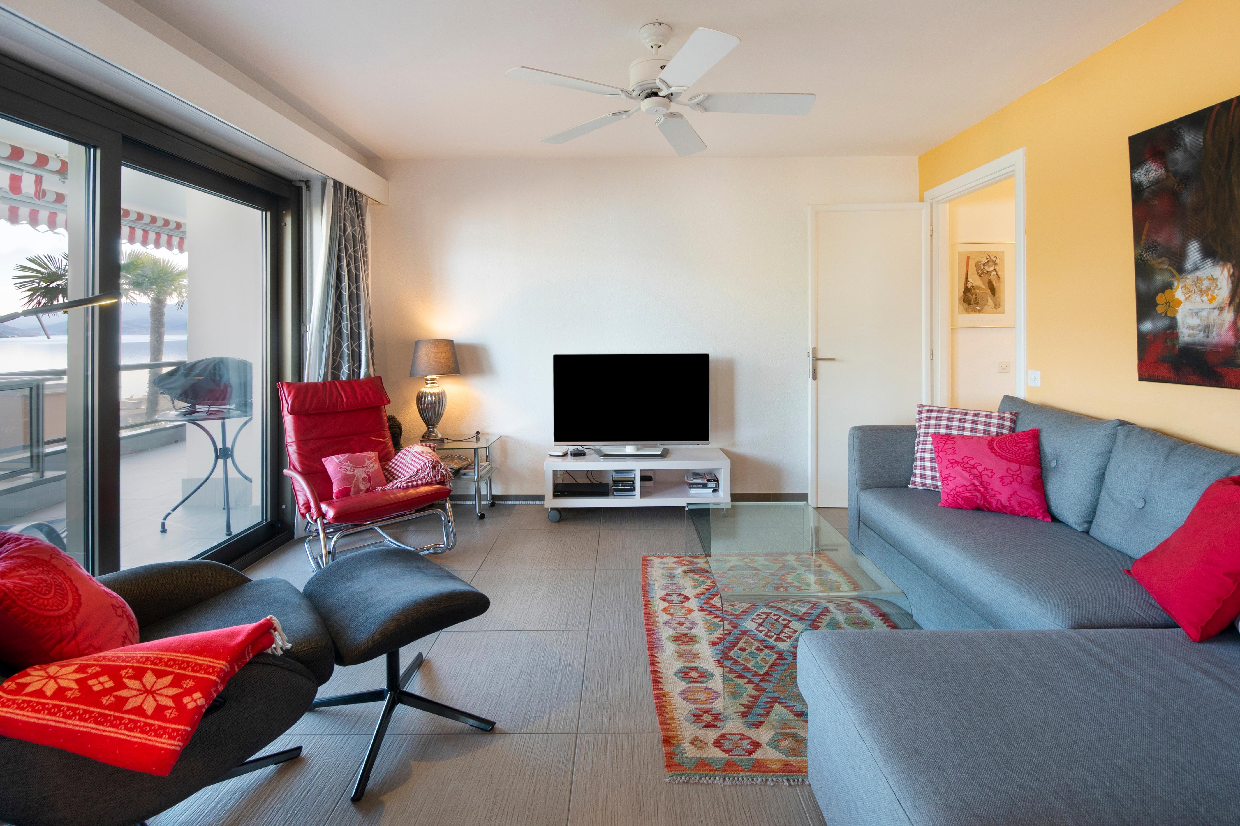 Helles Wohnzimmer mit Balkonblick