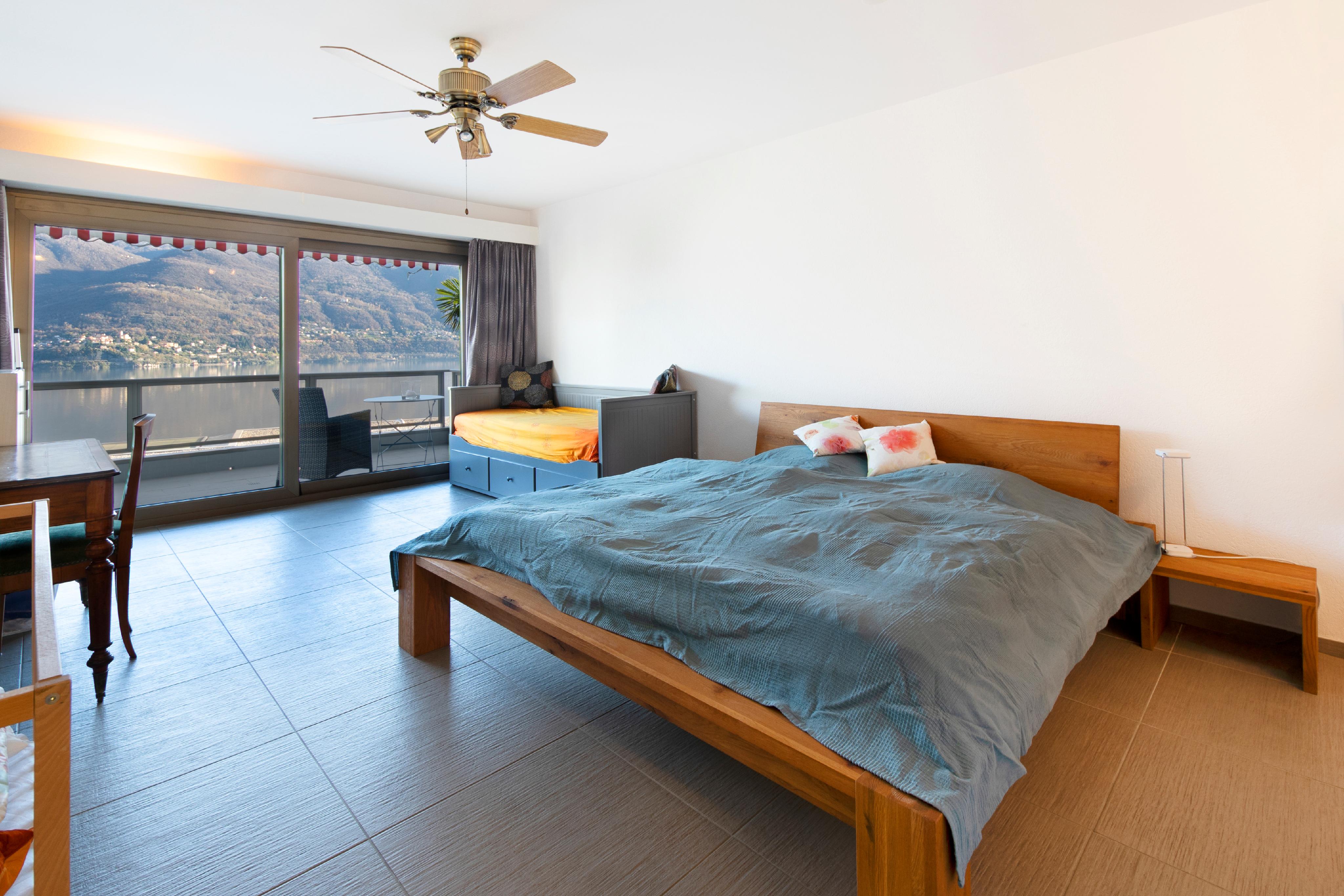 Schlafzimmer mit Seeblick und Balkon