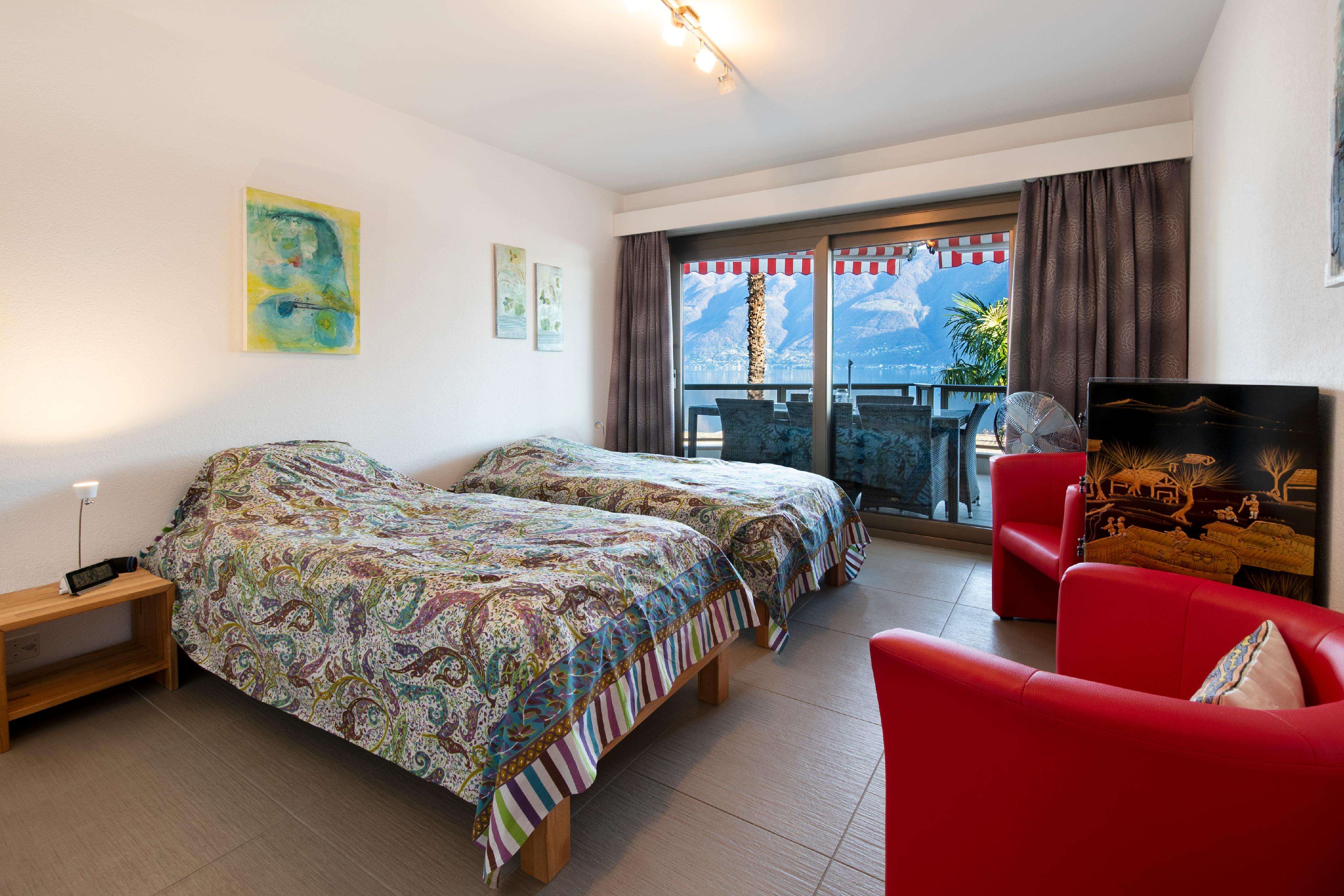 Schlafzimmer mit Seeblick und Balkonzugang