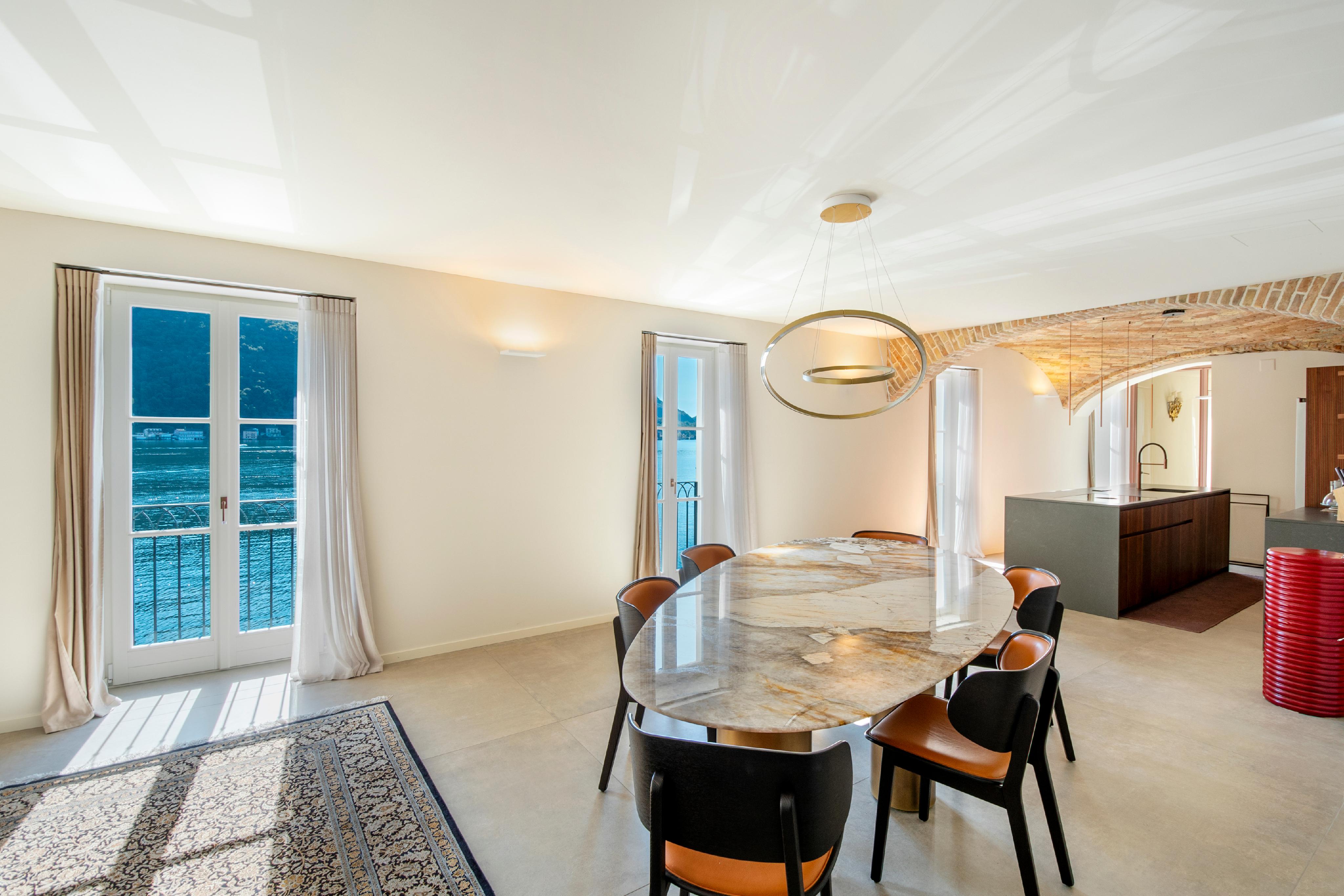 Eleganter Essbereich mit Seeblick
