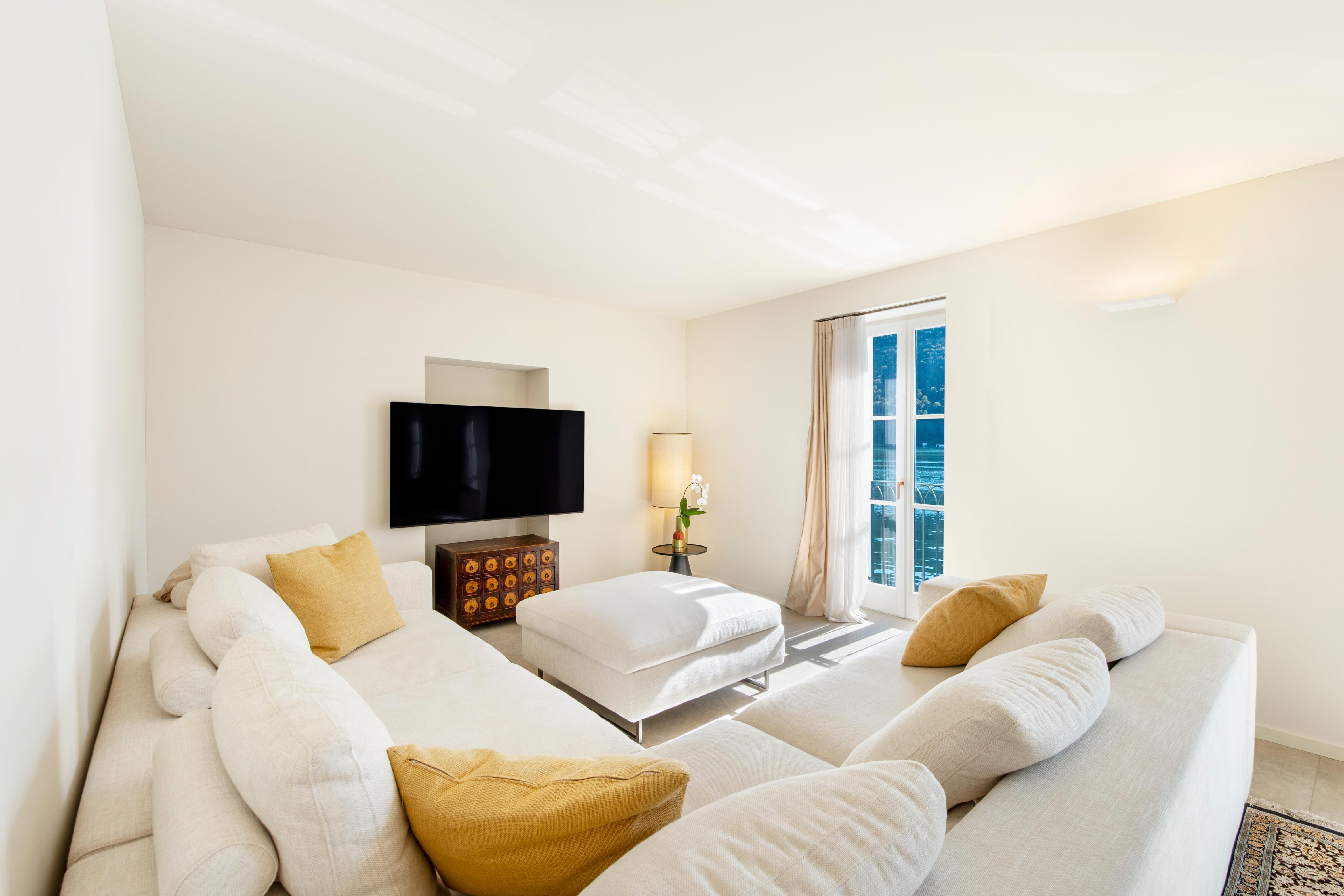Helles Wohnzimmer mit großer Sitzlandschaft