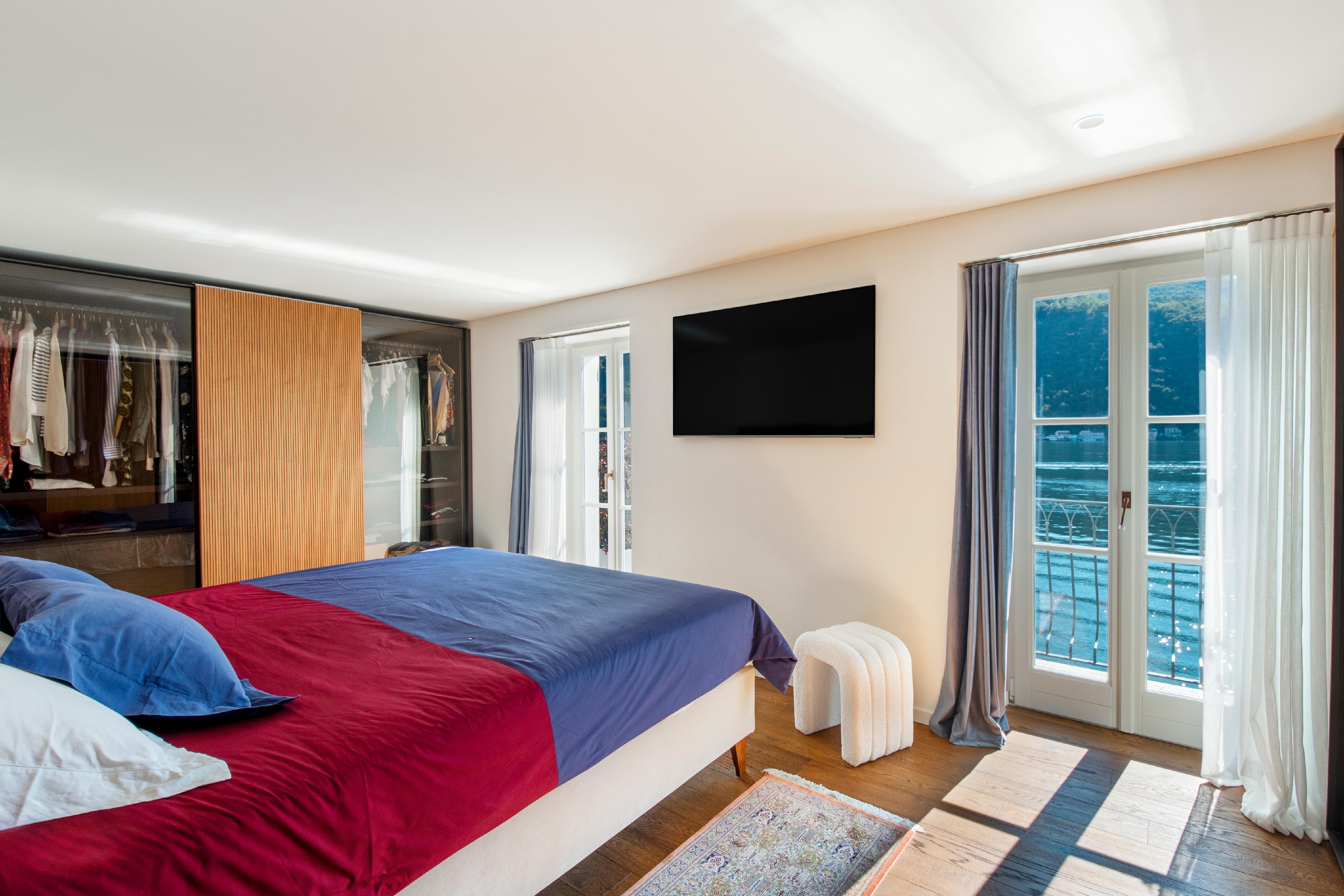 Helles Schlafzimmer mit Blick aufs Wasser
