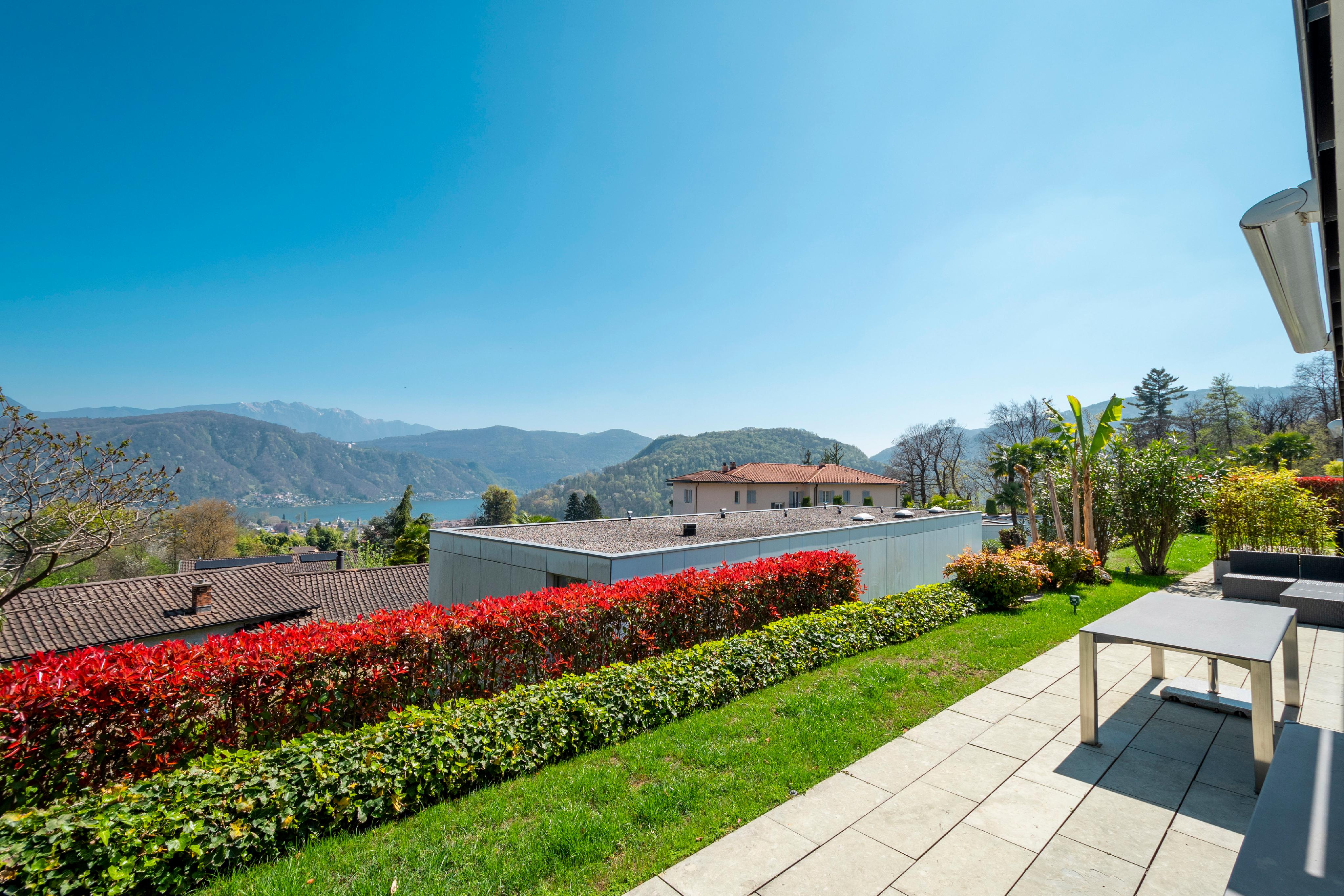 Terrasse mit Seeblick und Garten