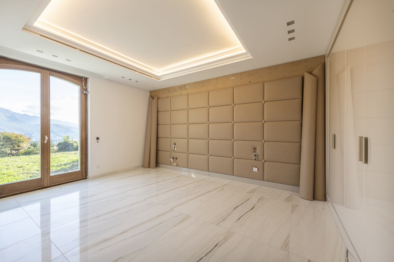 Helles modernes Schlafzimmer mit Luxusausstattung
