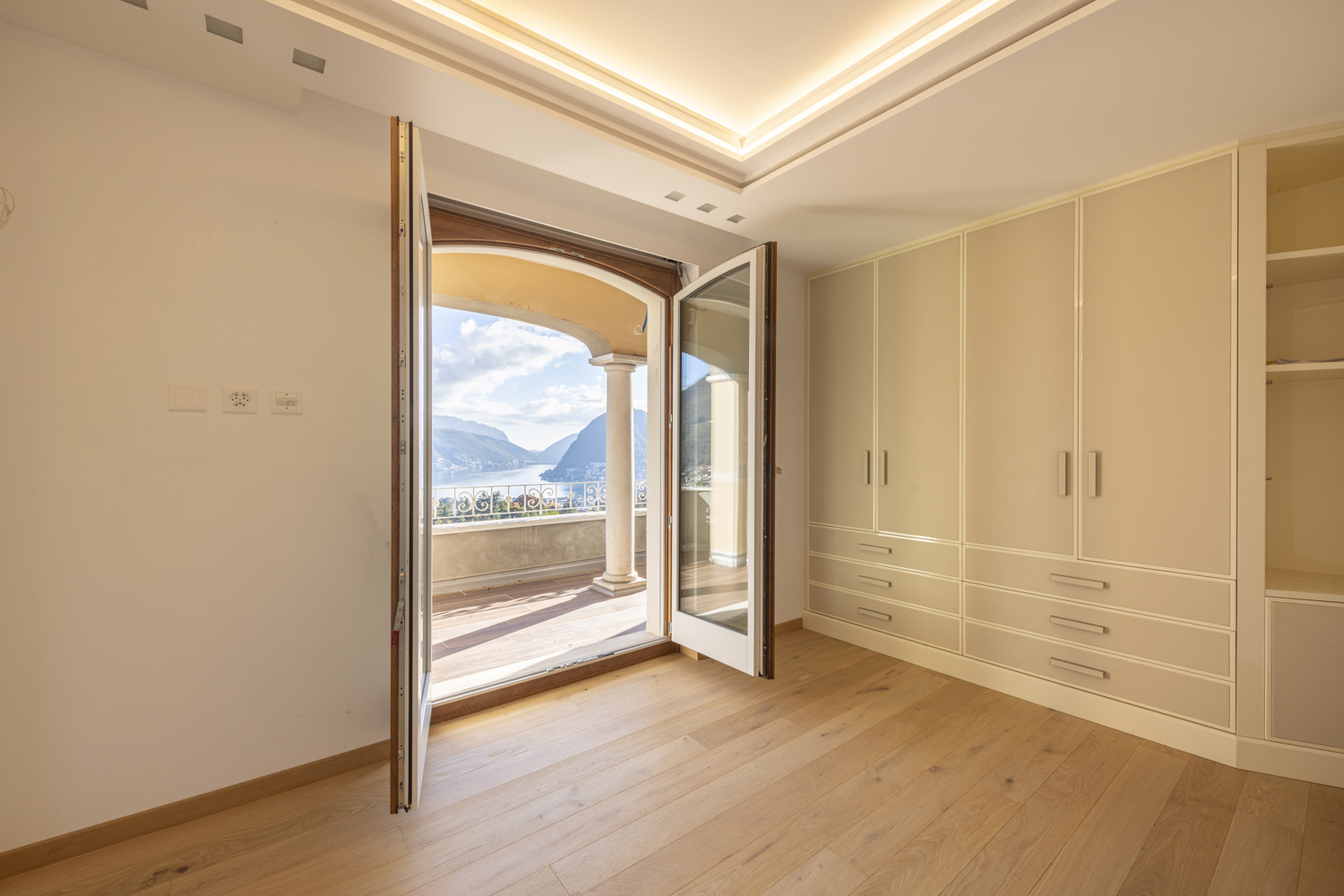 Helles Schlafzimmer mit Balkonblick und Einbauschrank