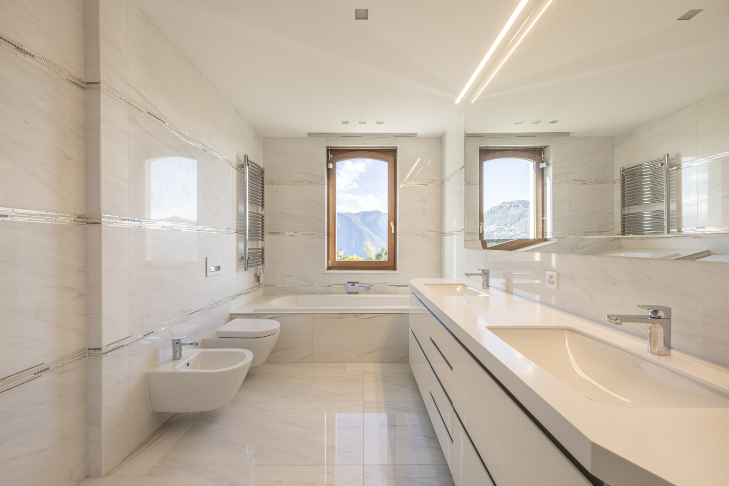 Modernes Badezimmer mit Bergblick