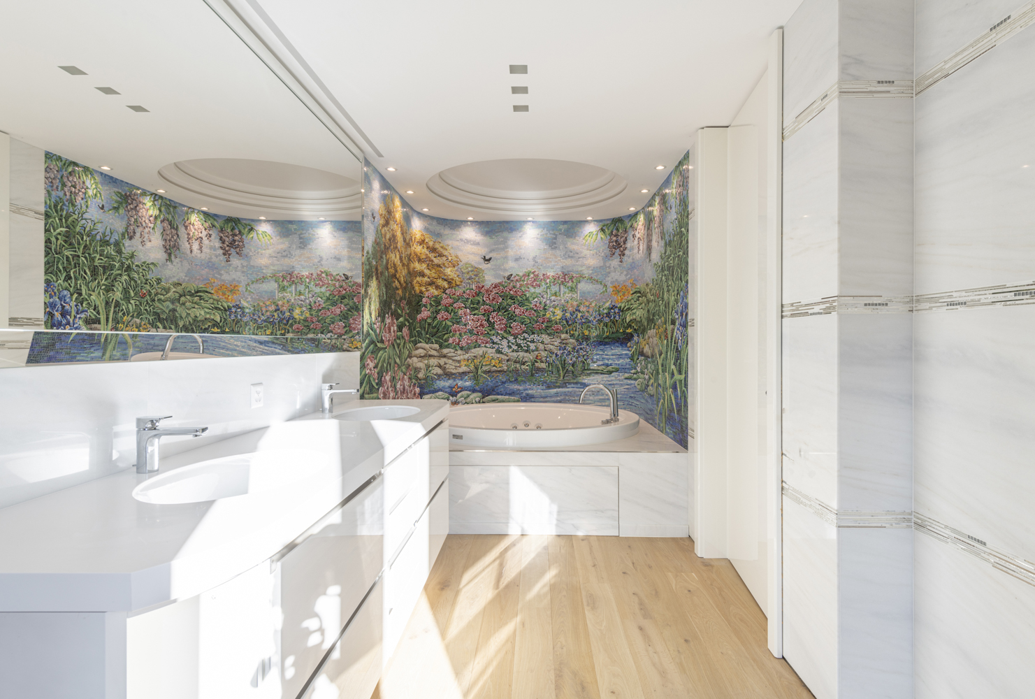 Luxuriöses Badezimmer mit Wandmosaik und Doppelwaschtisch