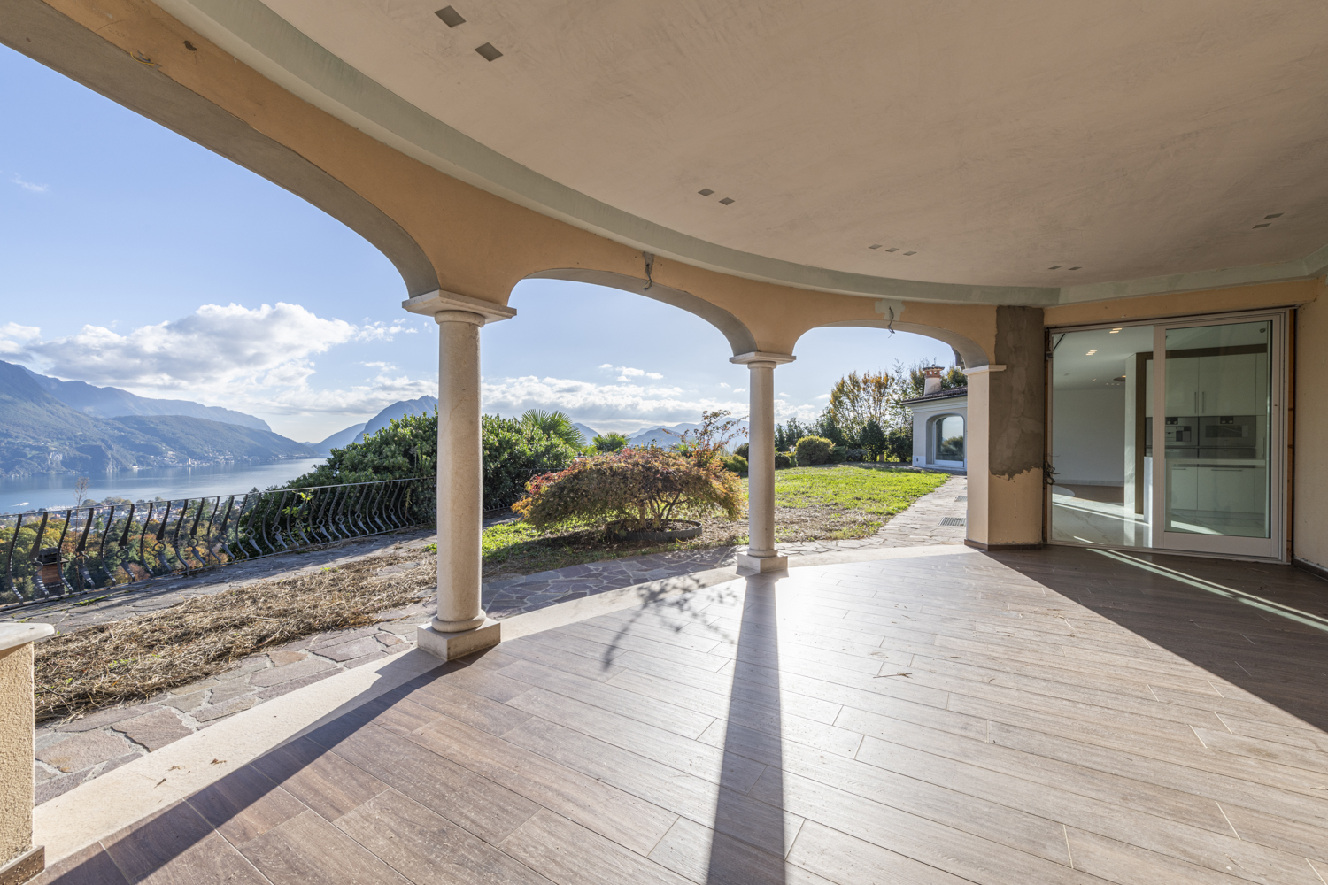 Überdachte Terrasse mit Seeblick