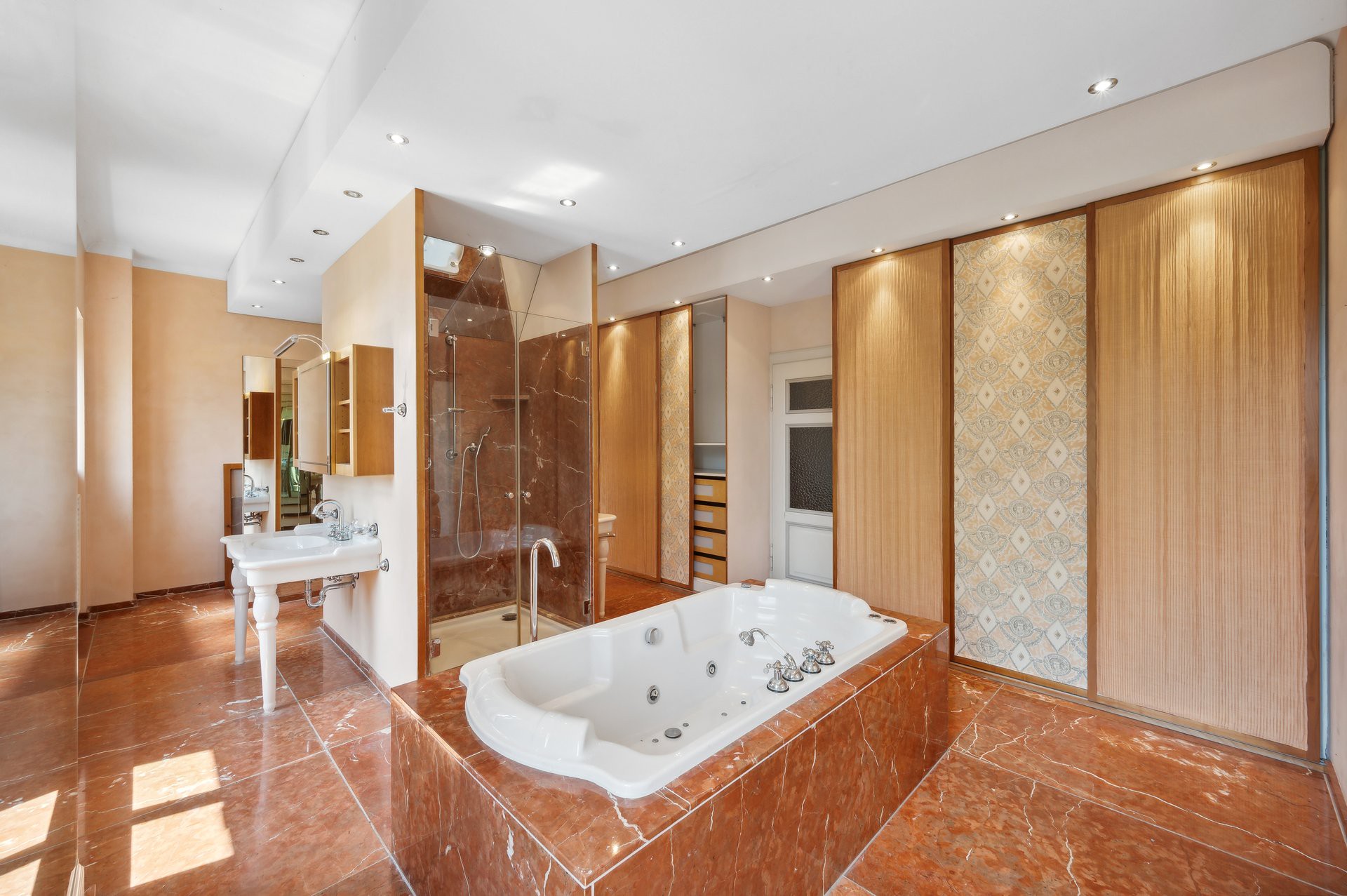 Großzügiges Badezimmer mit Whirlpool und Dusche