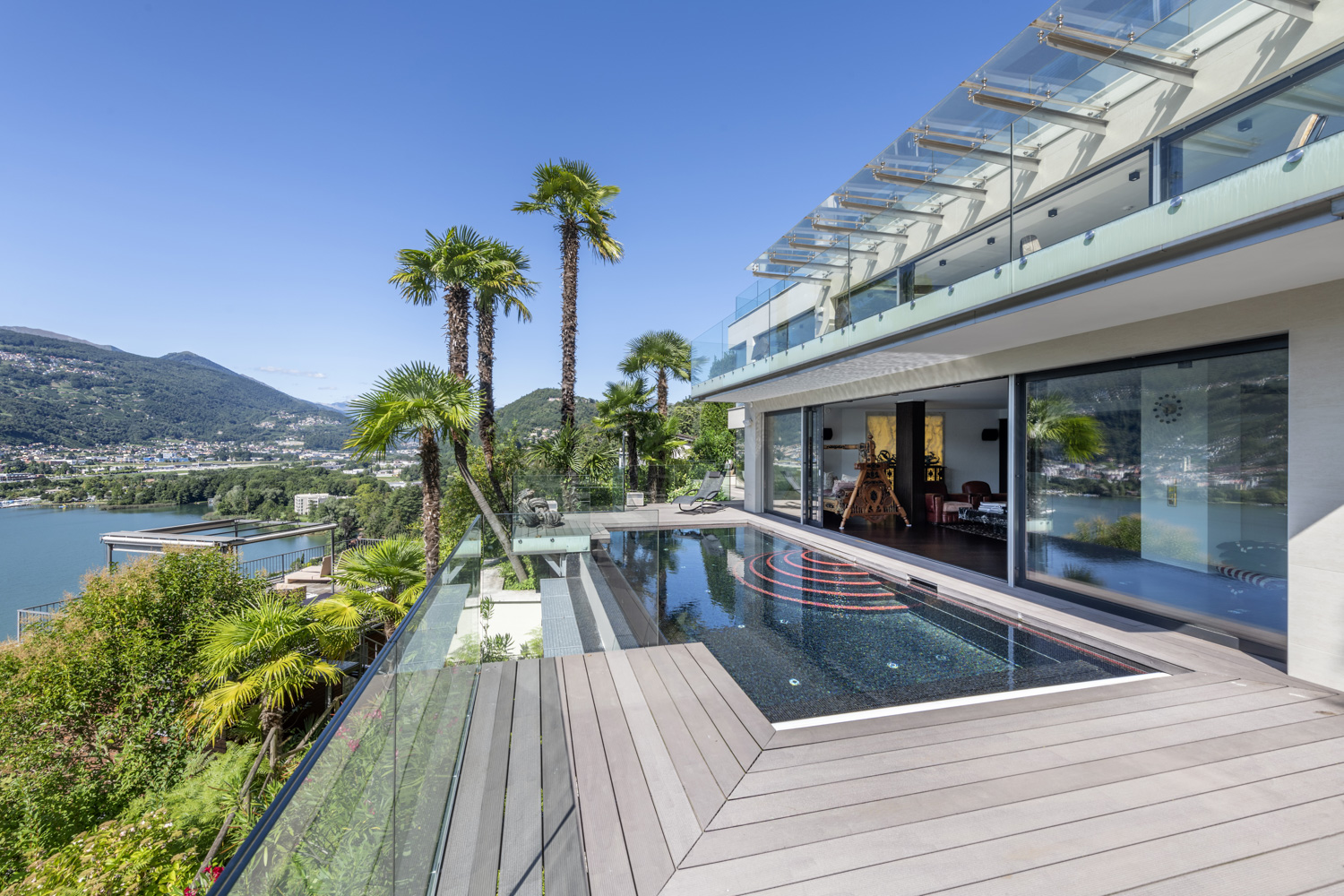 Luxusvilla mit Poolterrasse und Seeblick