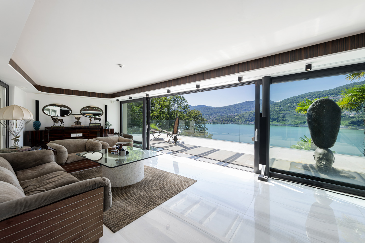 Luxuriöses Wohnzimmer mit Panoramablick auf See und Berge