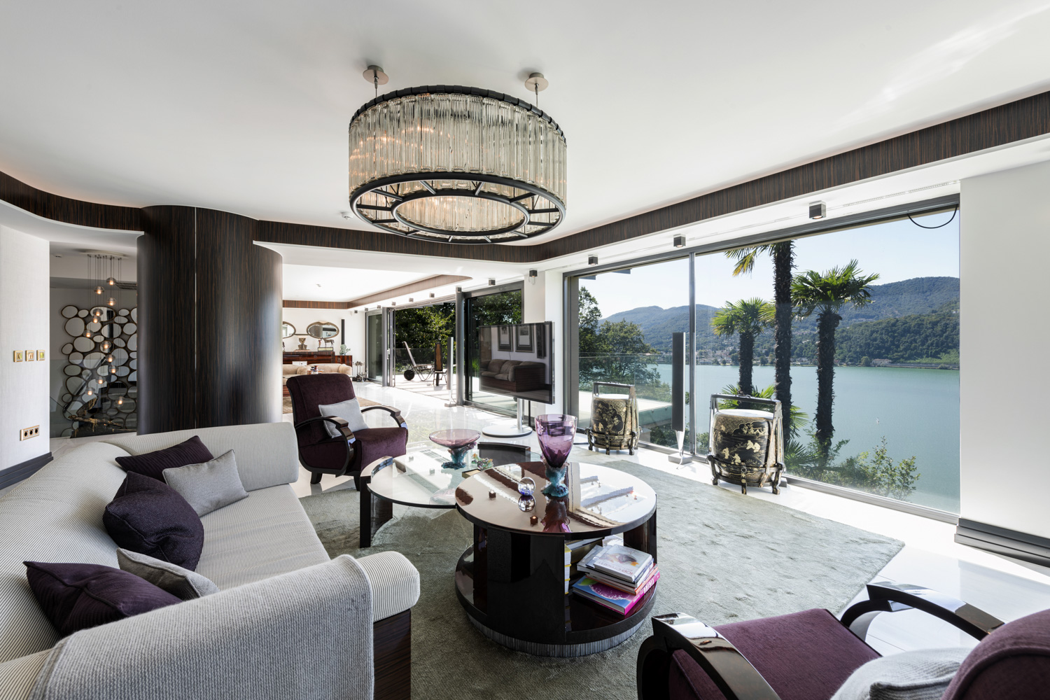 Luxuriöses Wohnzimmer mit Seeblick