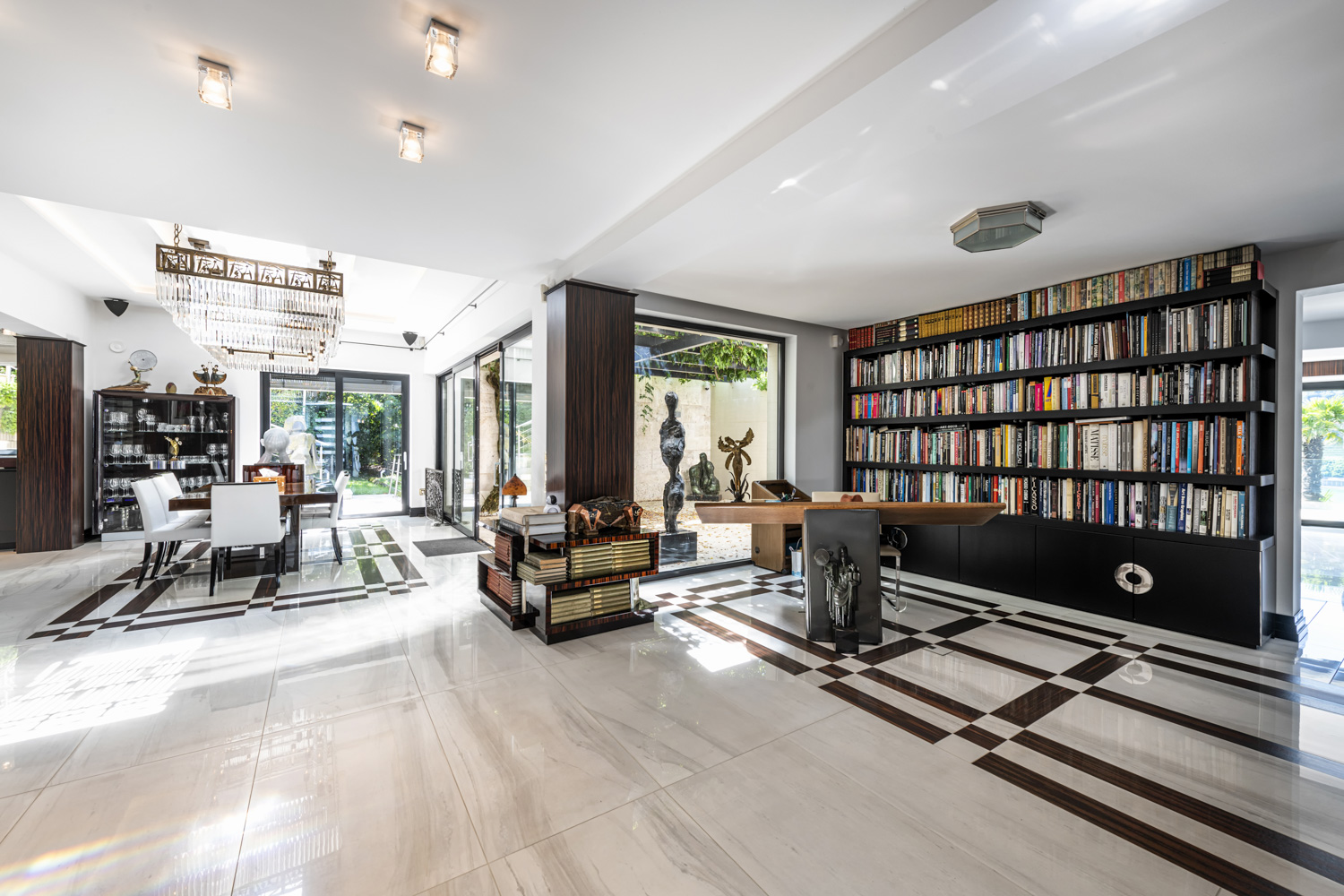 Eleganter Wohn- und Arbeitsbereich mit Bibliothekswand