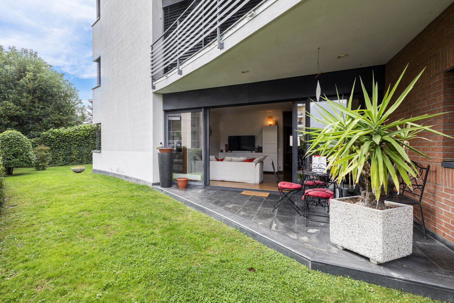 Moderne Terrasse mit Garten