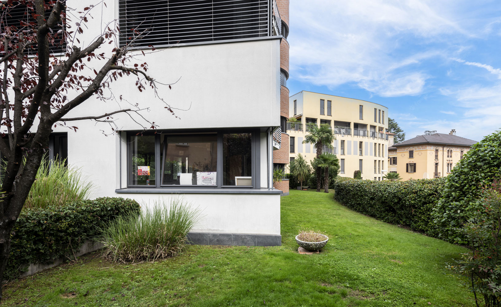 Modernes Wohngebäude mit Garten