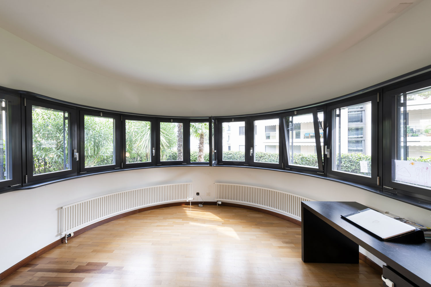 Runder Innenraum mit Panoramafenstern