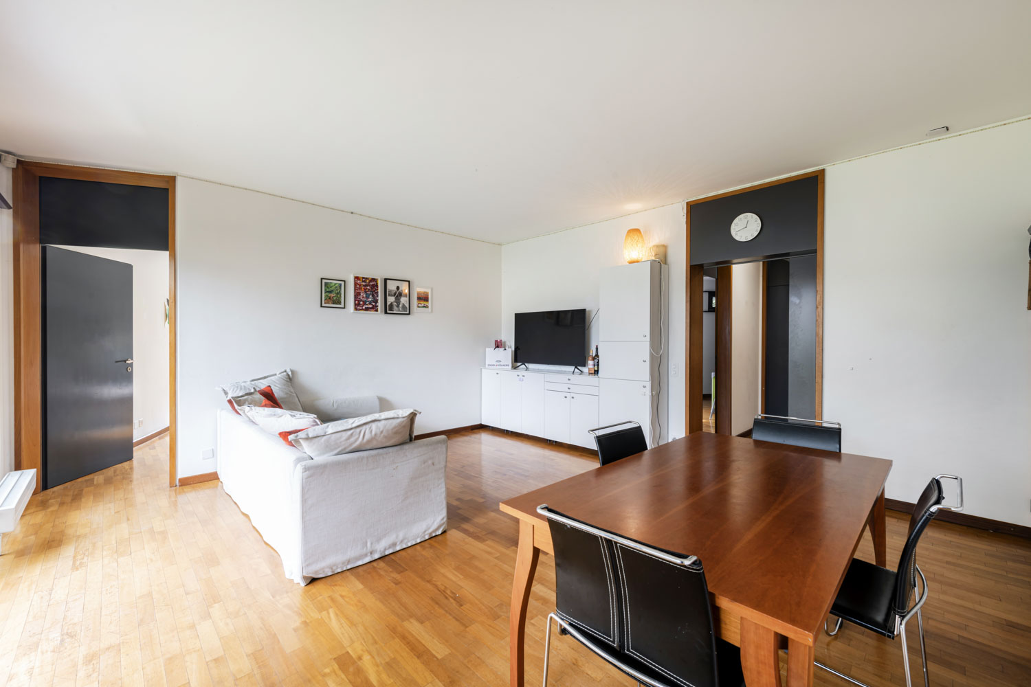 Wohn- und Esszimmer mit Holzfußboden
