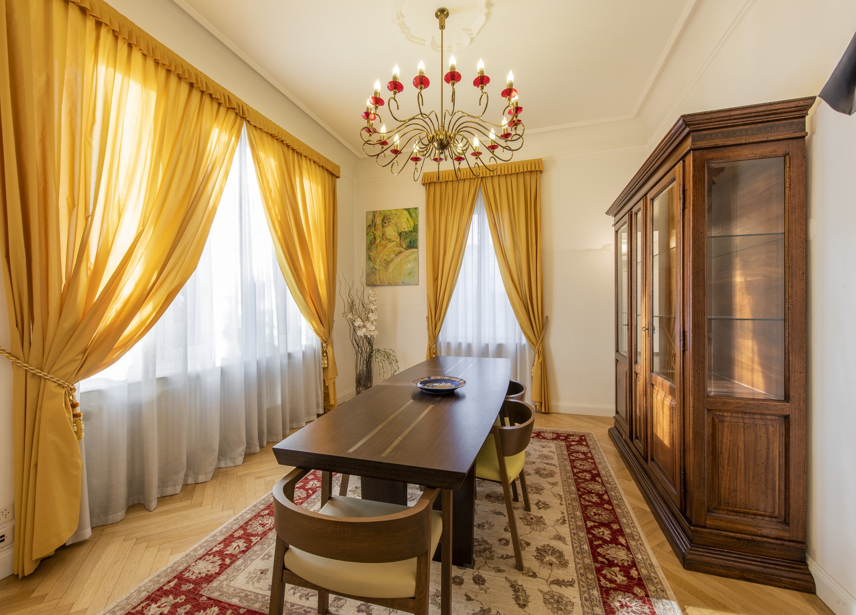 Klassisches Esszimmer mit großen Vorhängen