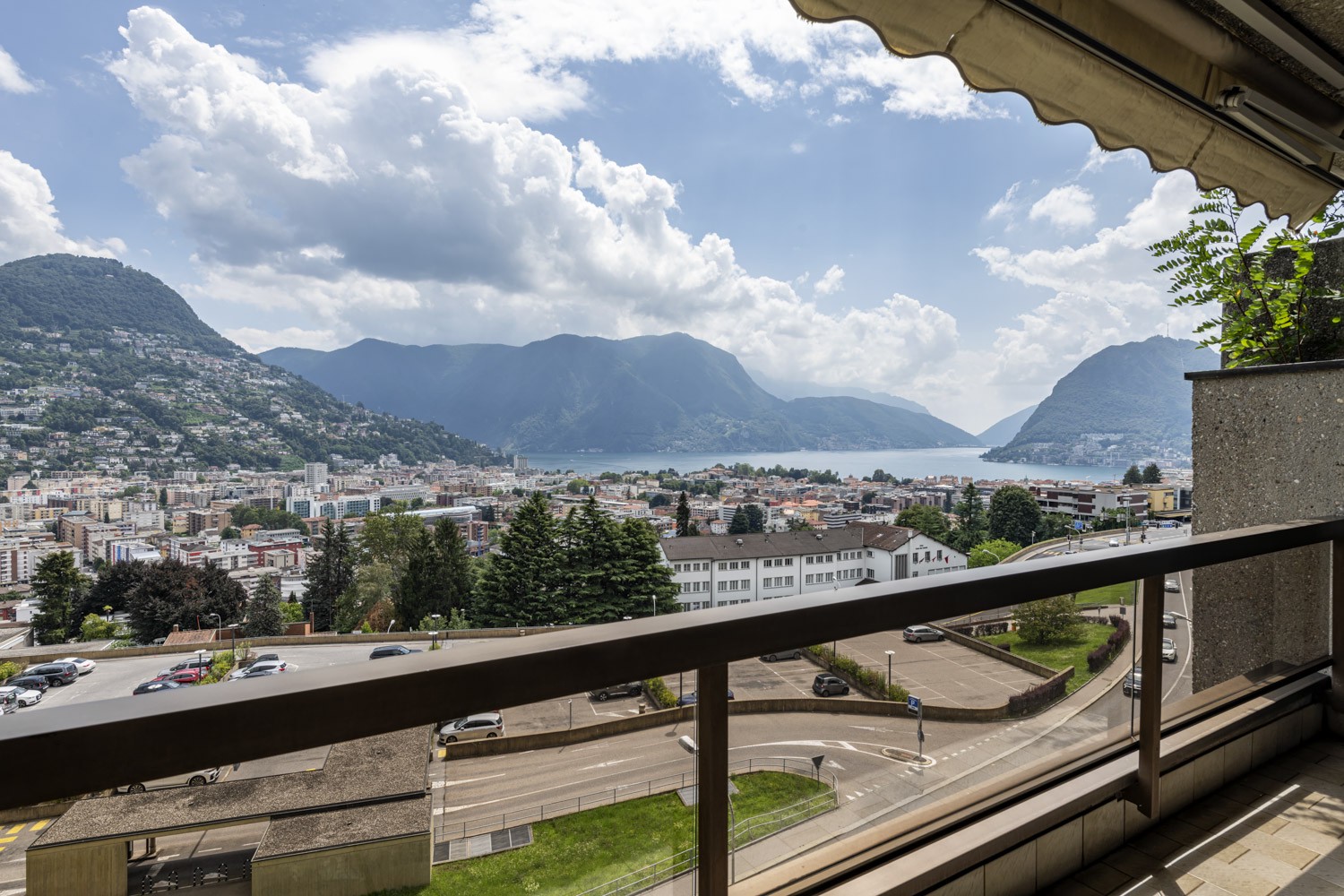 Balkon mit Panoramablick auf Stadt, See und Berge