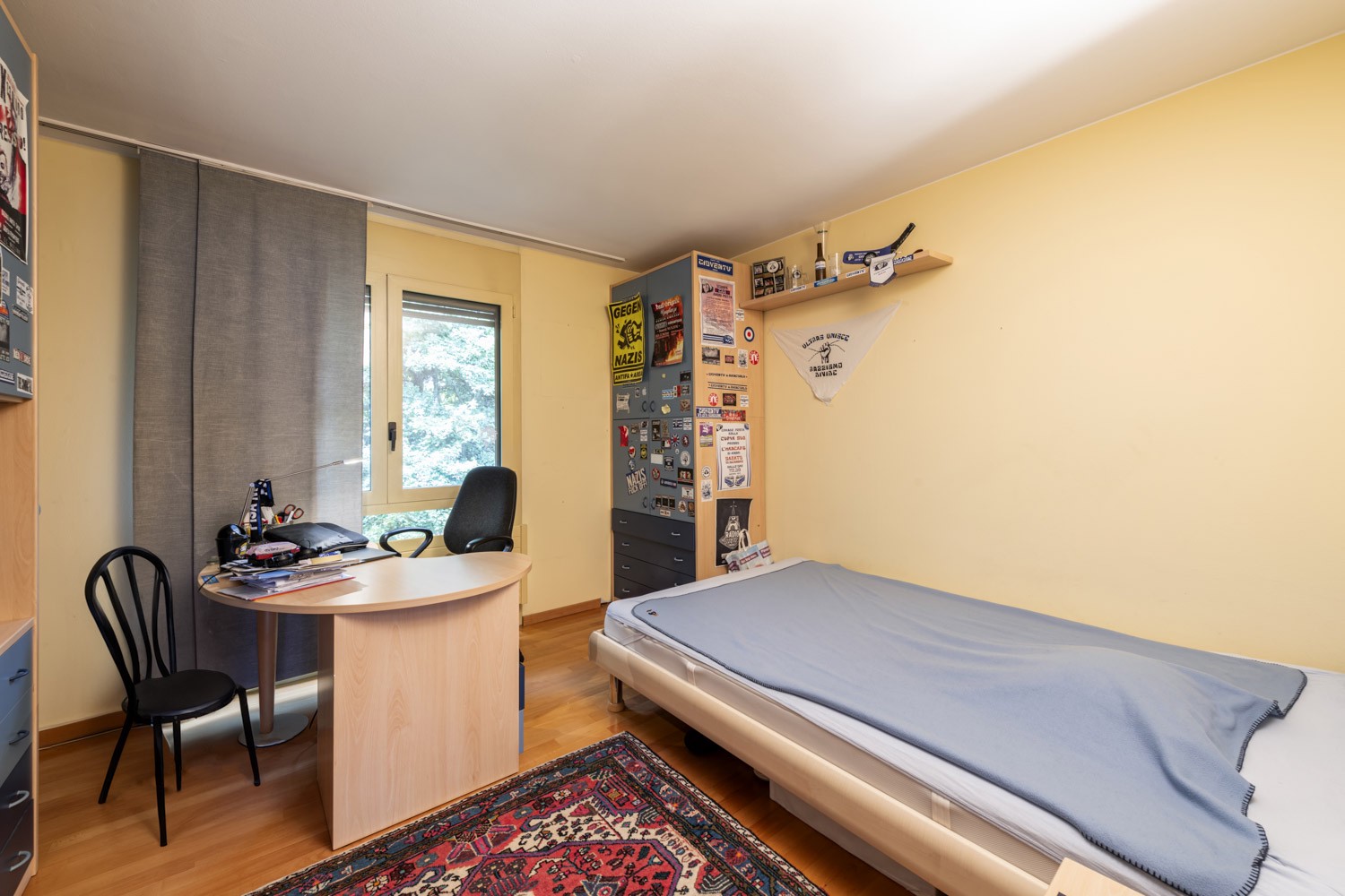 Kleines Schlafzimmer mit Schreibtisch und Einzelbett