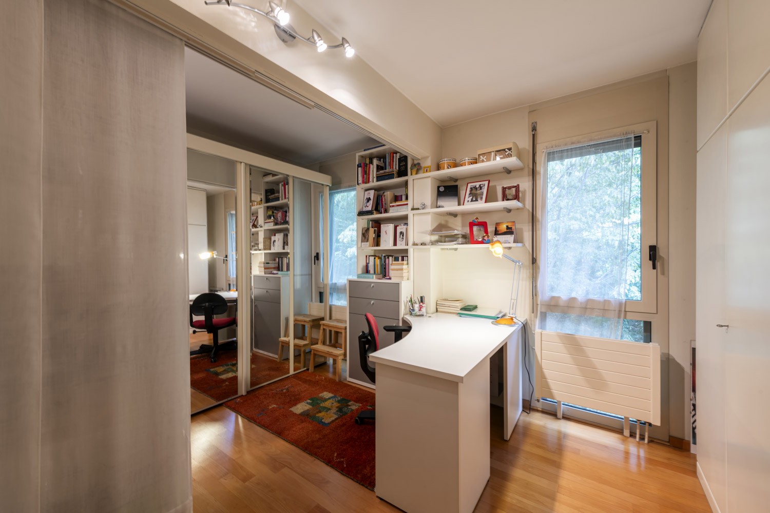 Kleines Arbeitszimmer mit Fenster und Schreibtisch