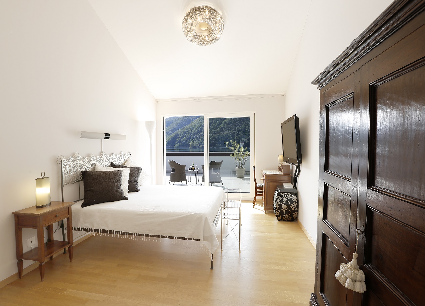 Helles Schlafzimmer mit Balkonblick