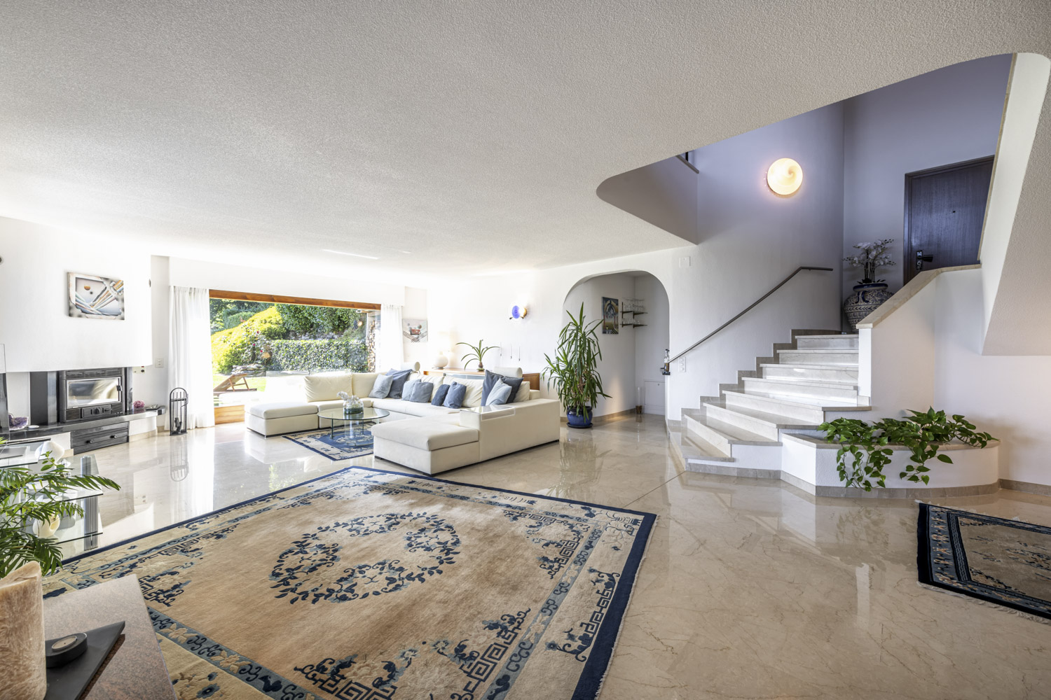 Großzügiges Wohnzimmer mit Treppe