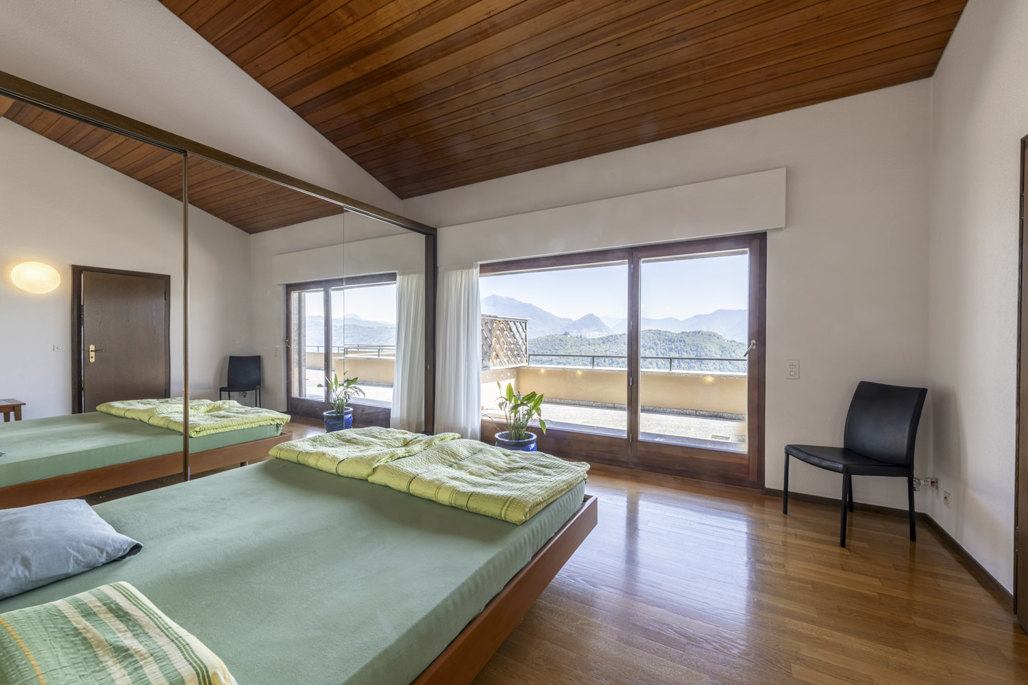Helles Schlafzimmer mit Balkonblick