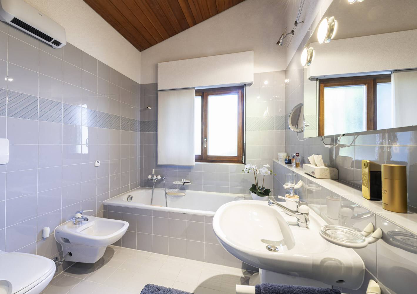 Badezimmer mit Badewanne und Doppelwaschbecken