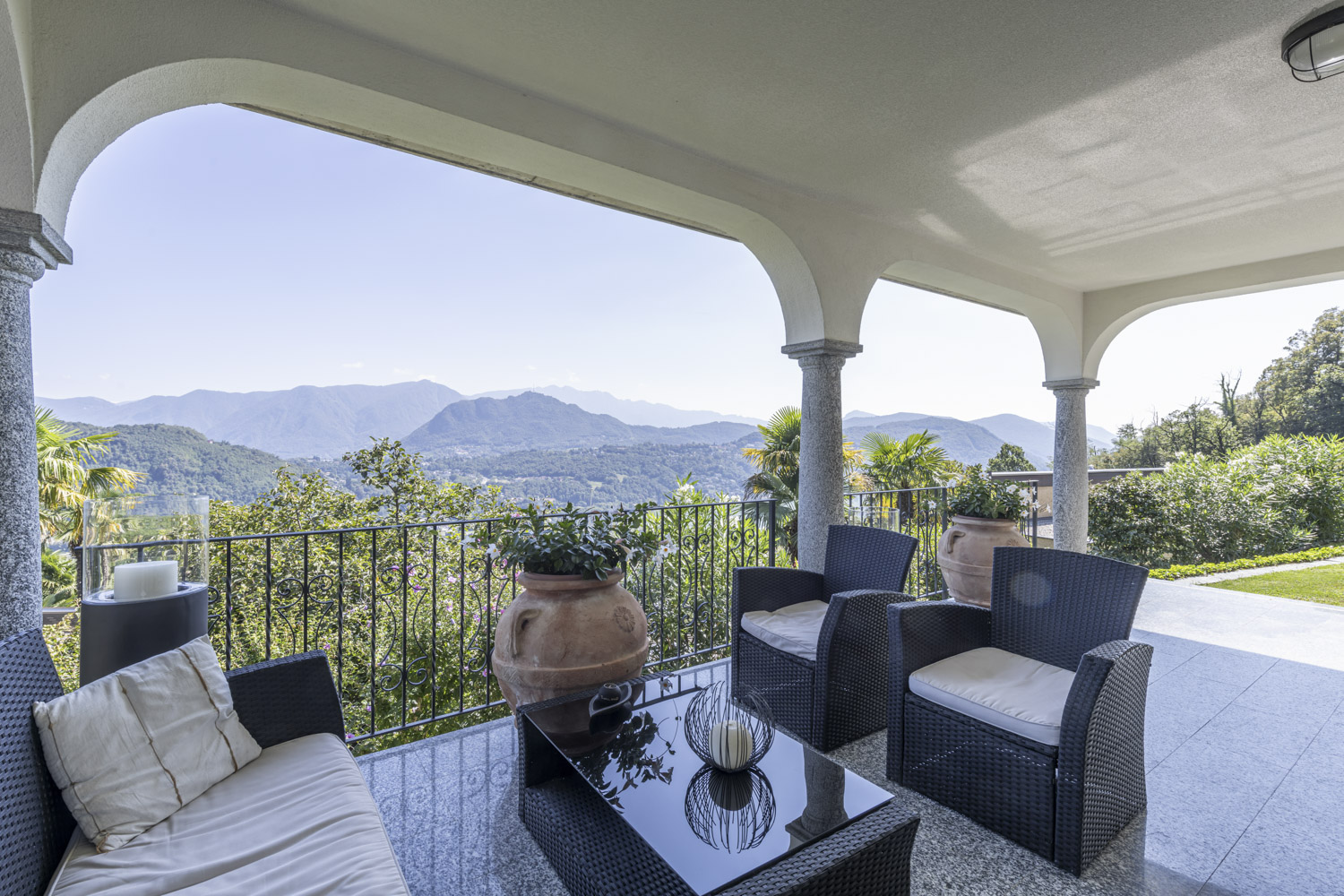 Überdachte Terrasse mit Bergblick