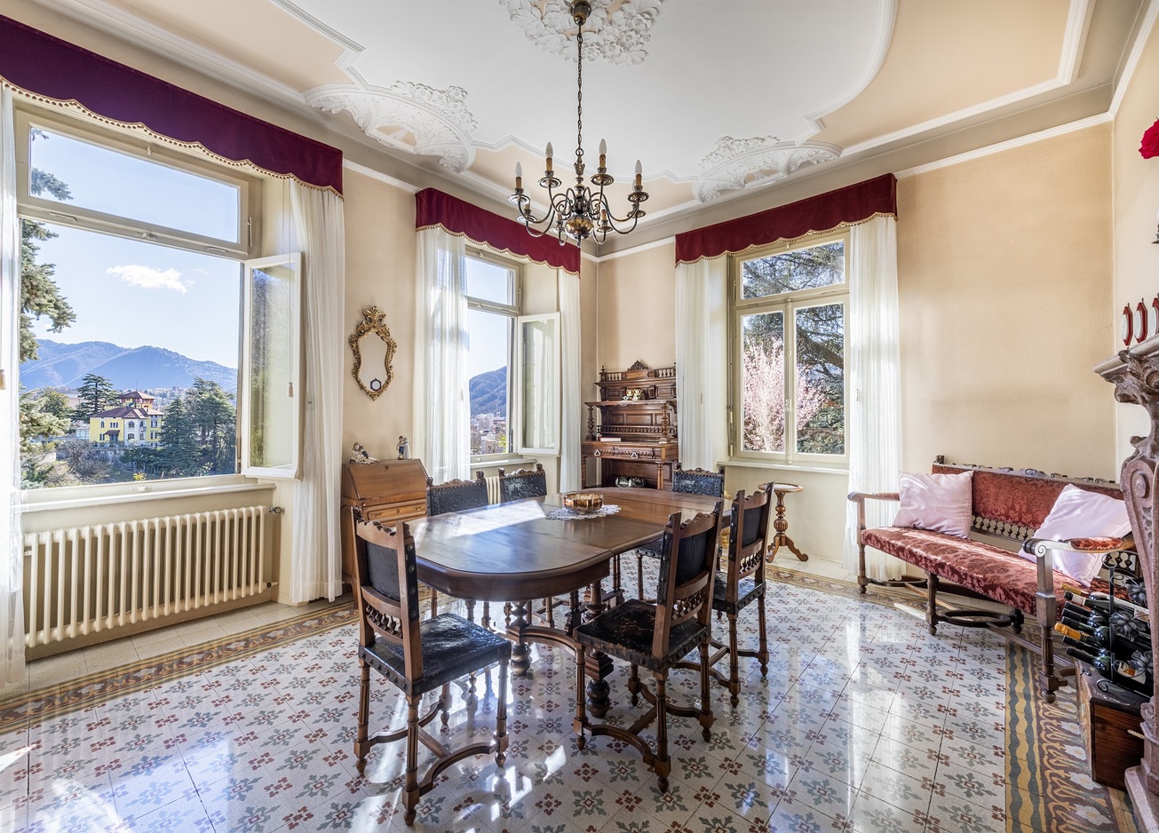 Historisches Esszimmer mit Blick ins Grüne