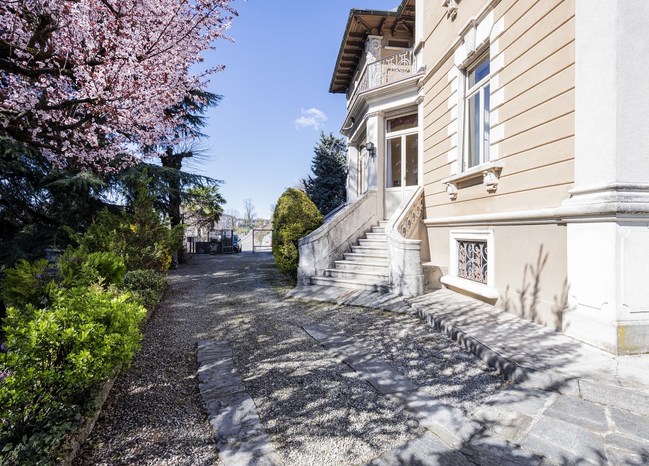 Historische Villa mit Gartenweg