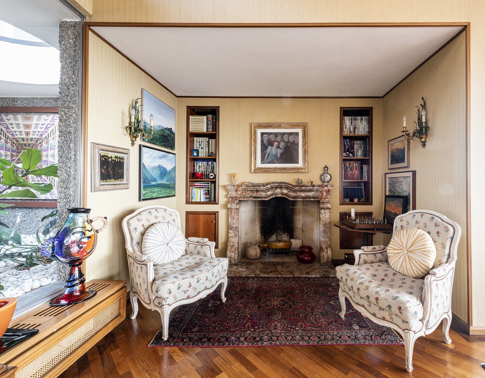 Klassisches Wohnzimmer mit Kamin und gemusterten Sesseln