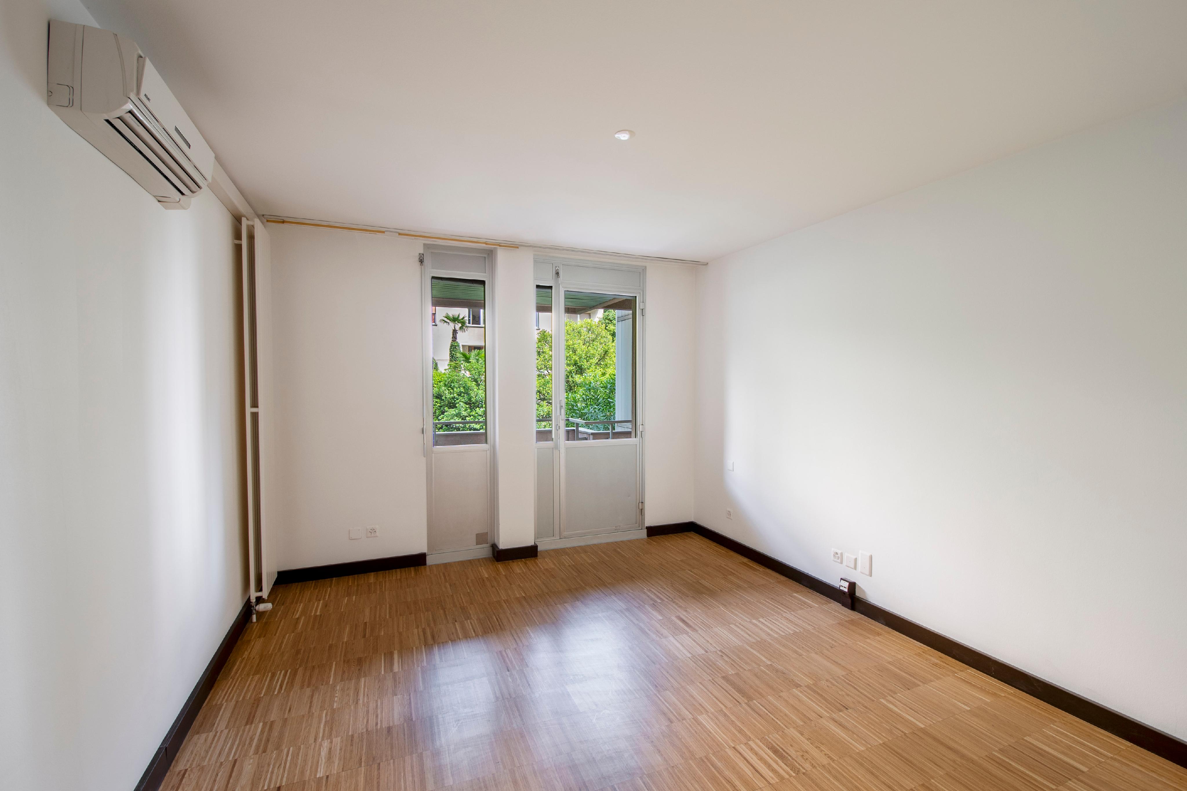 Leeres Zimmer mit Balkonfenstern