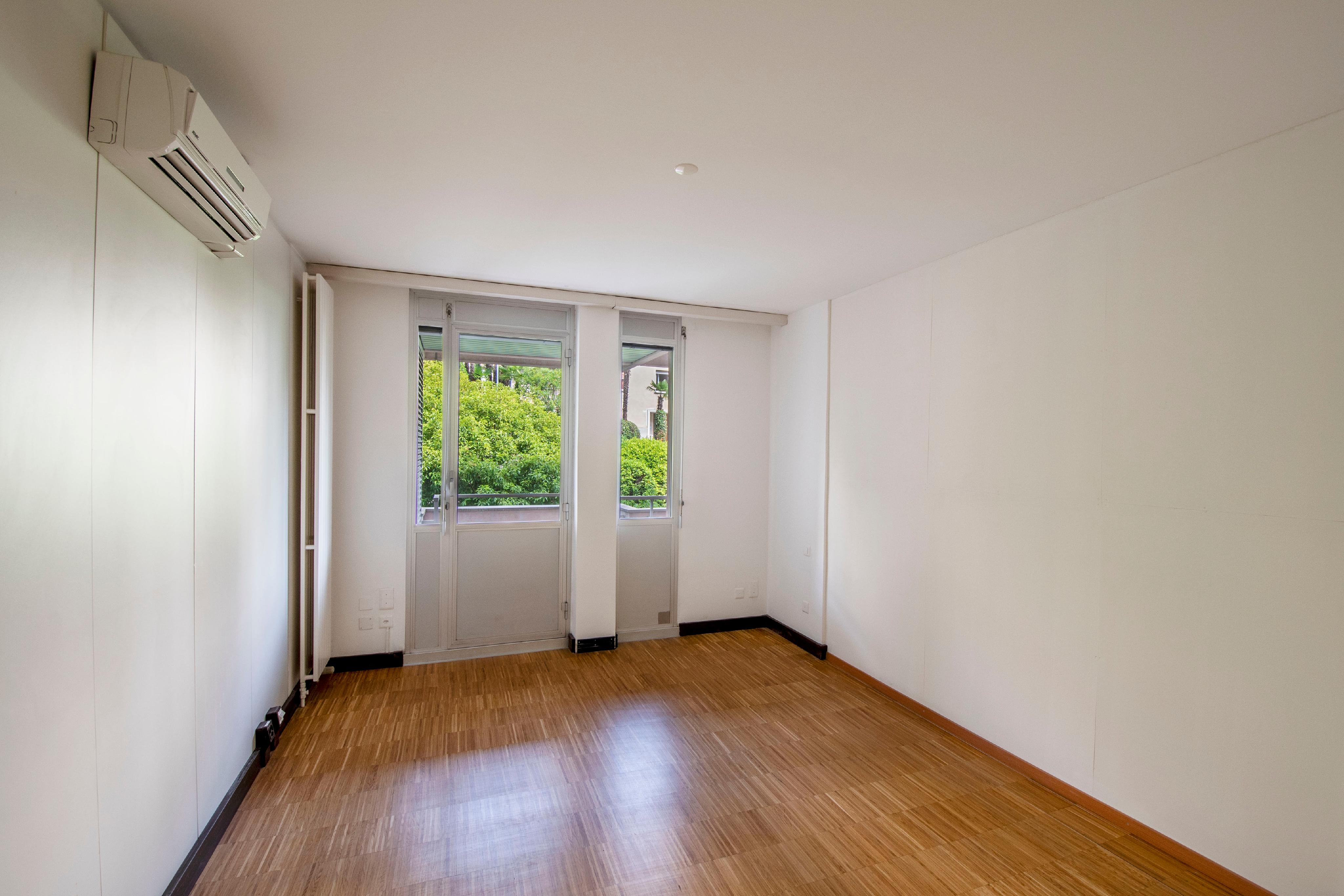 Leerer heller Wohnraum mit Balkon-/Terrassentür