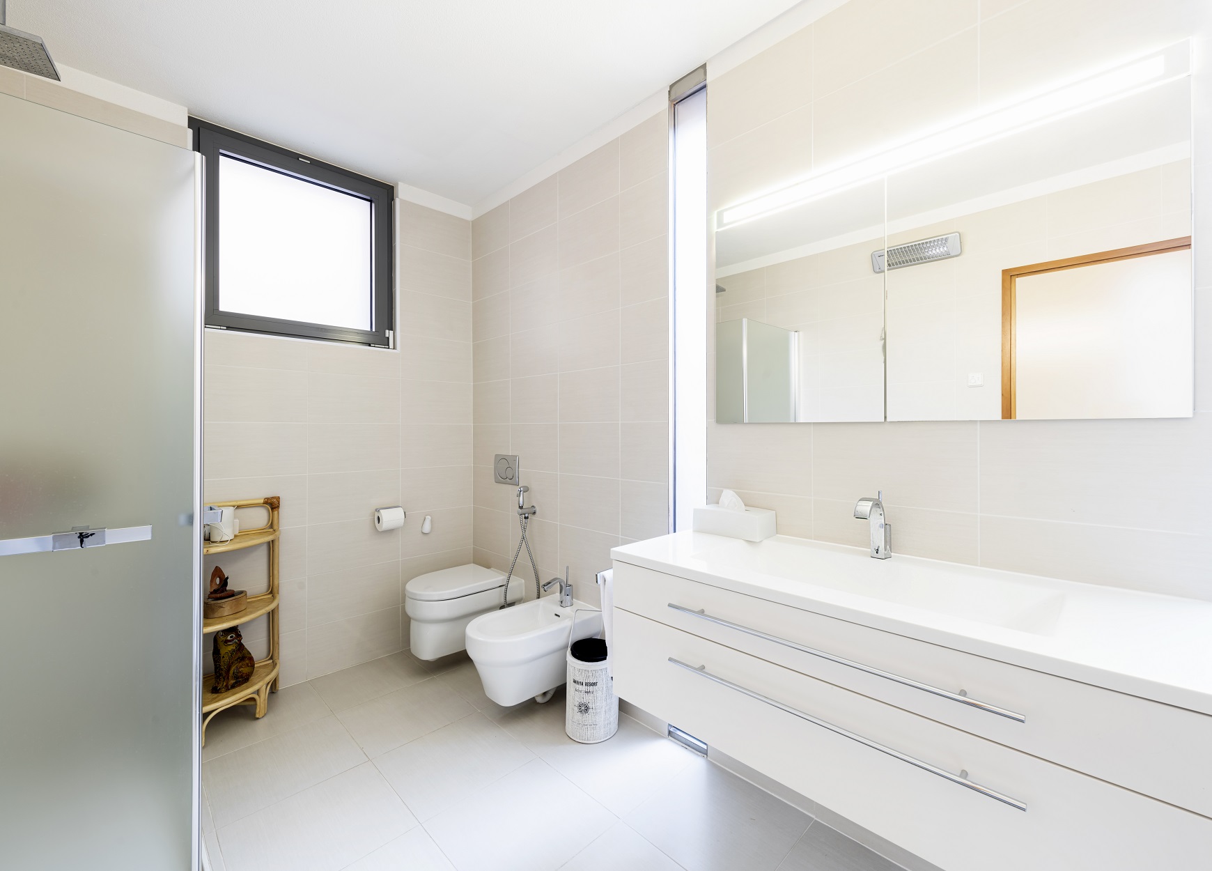 Modernes Badezimmer mit Bidet und Badmöbel