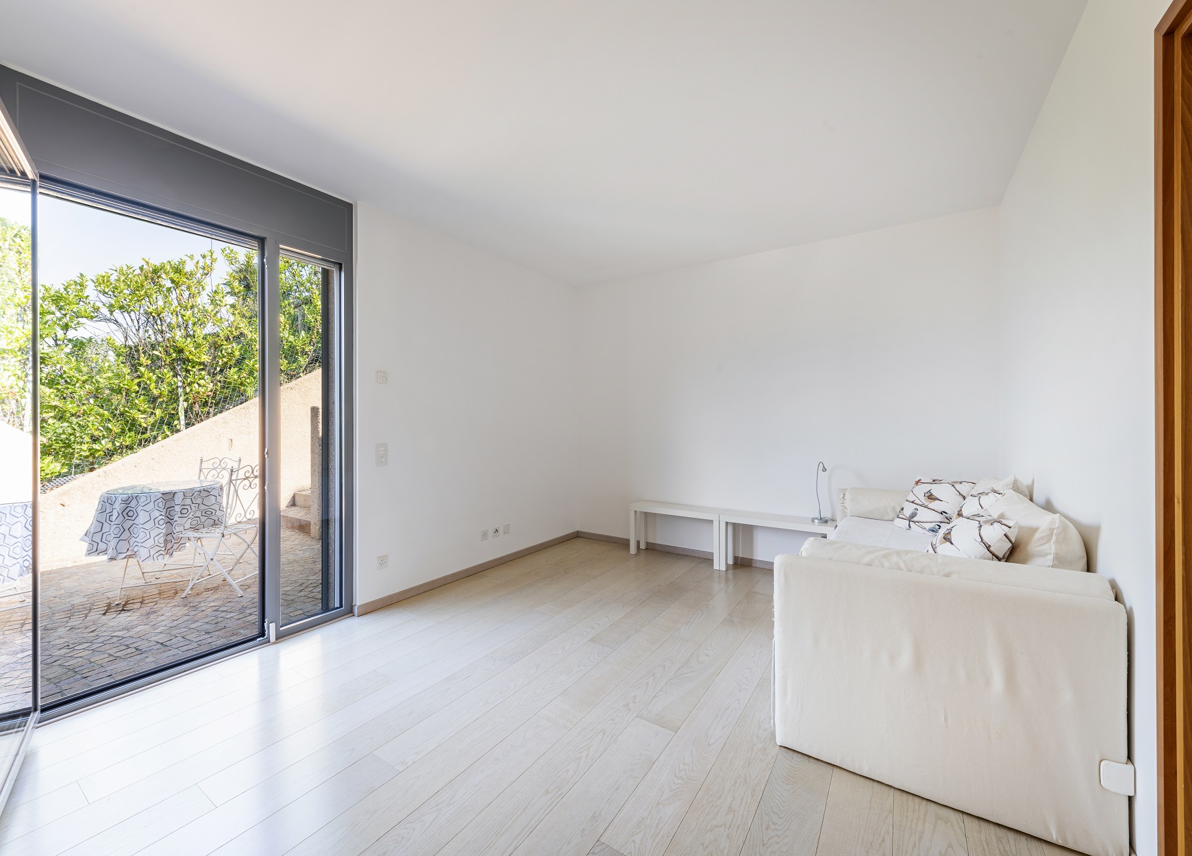 Helles Wohnzimmer mit Terrassenzugang