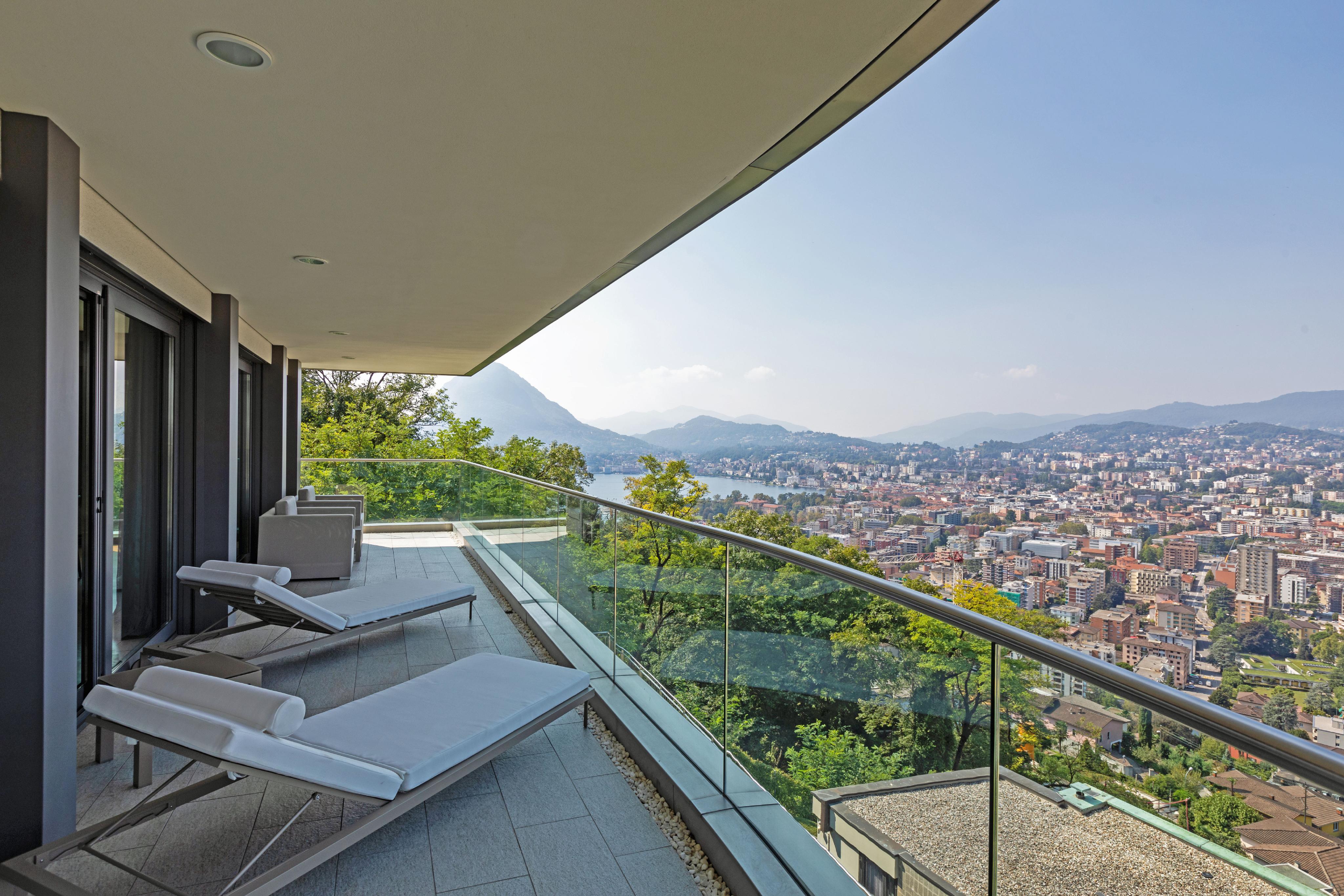 Großzügiger Balkon mit Panoramablick