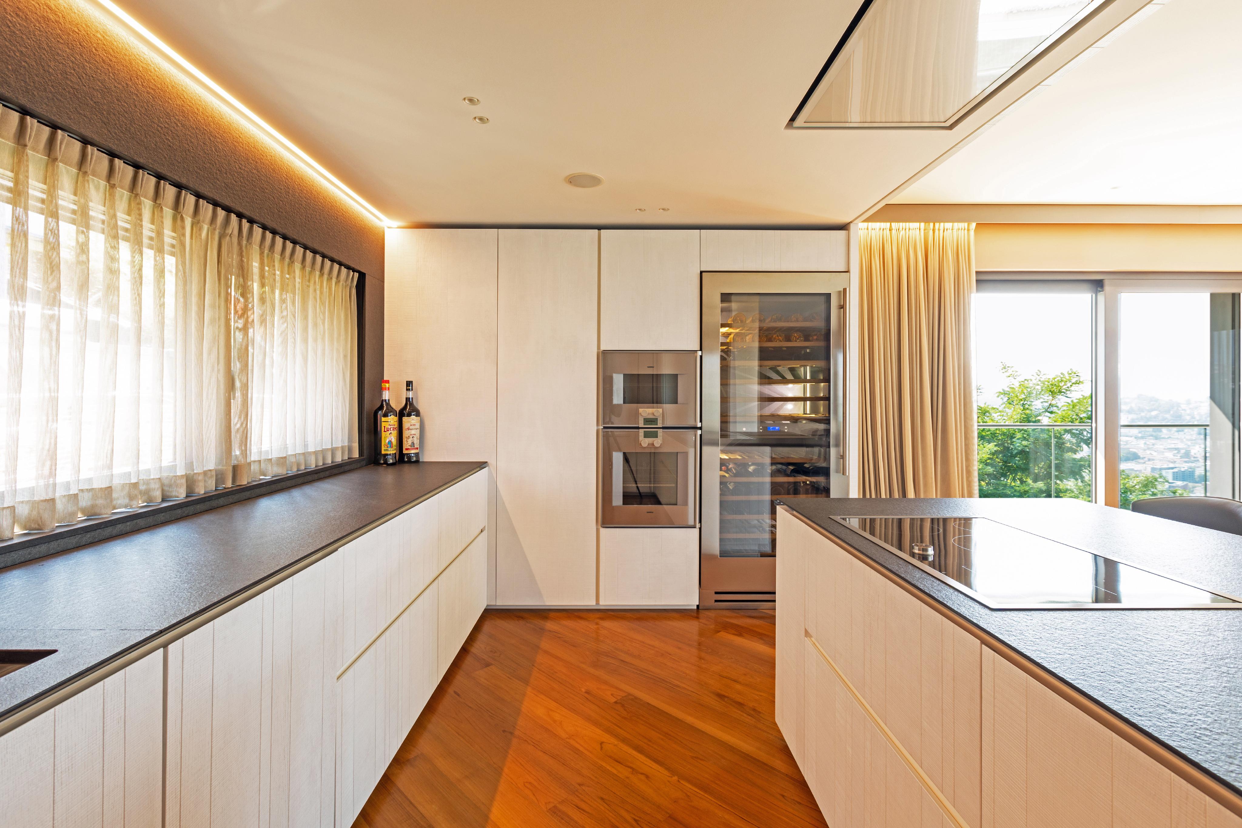 Moderne Küche mit Insel und Weinkühlschrank