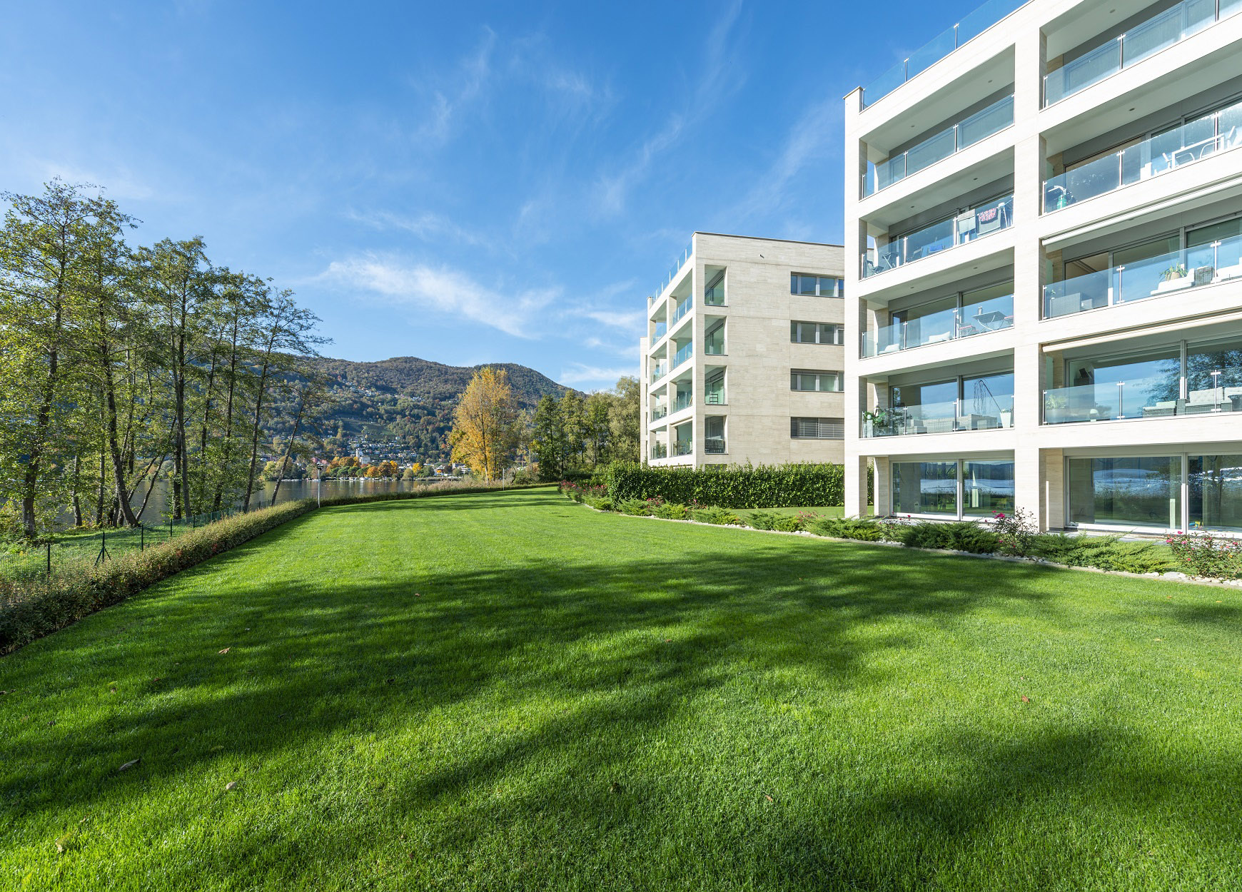 Moderne Wohnanlage mit Garten und Seeblick