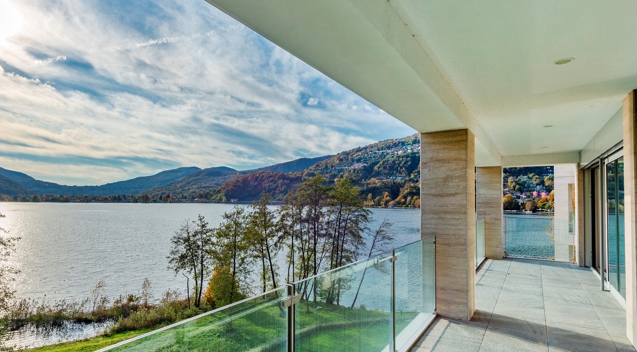 Seeblick von einem modernen Balkon