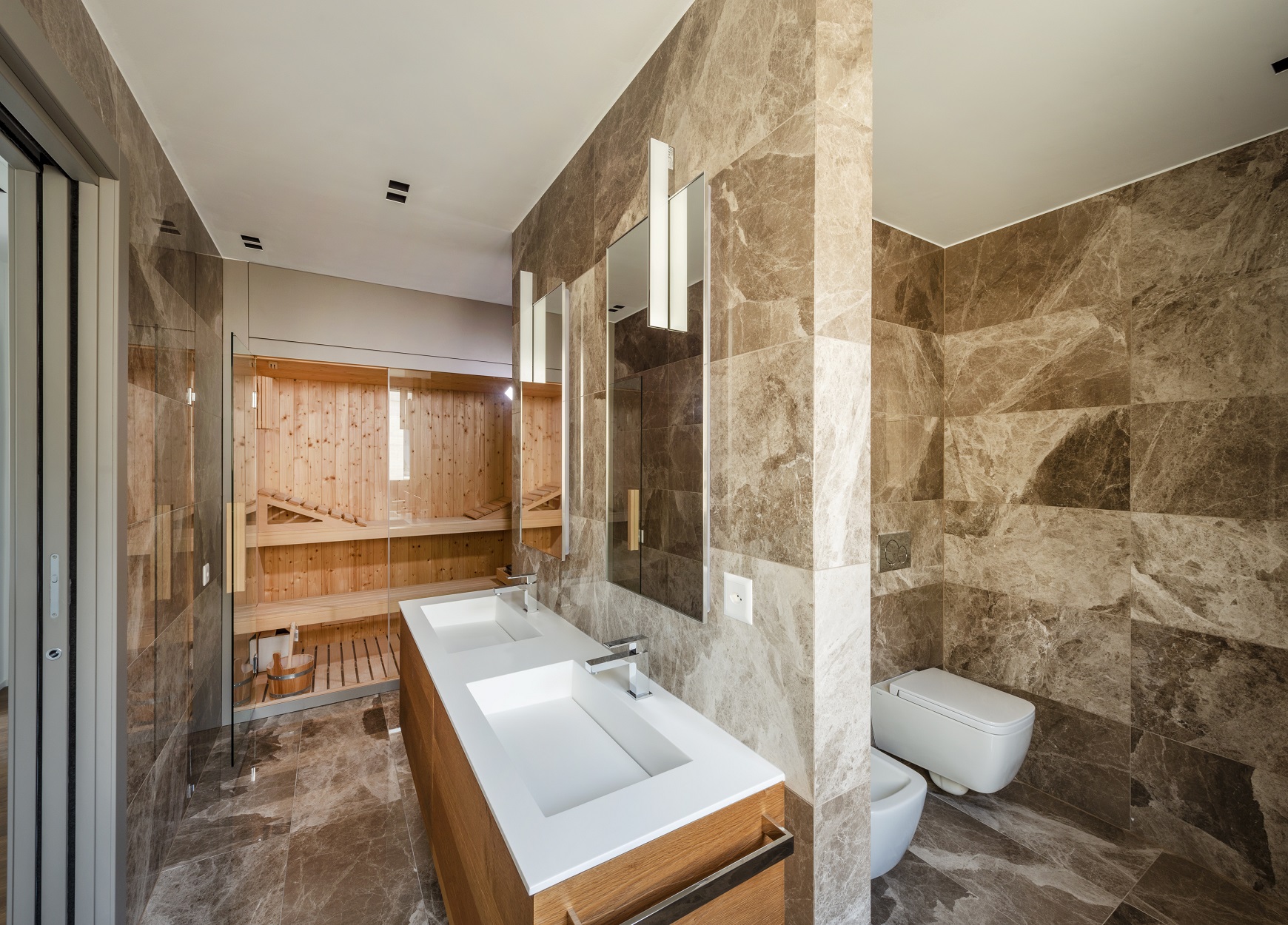 Luxuriöses Badezimmer mit Sauna und Doppelwaschtisch