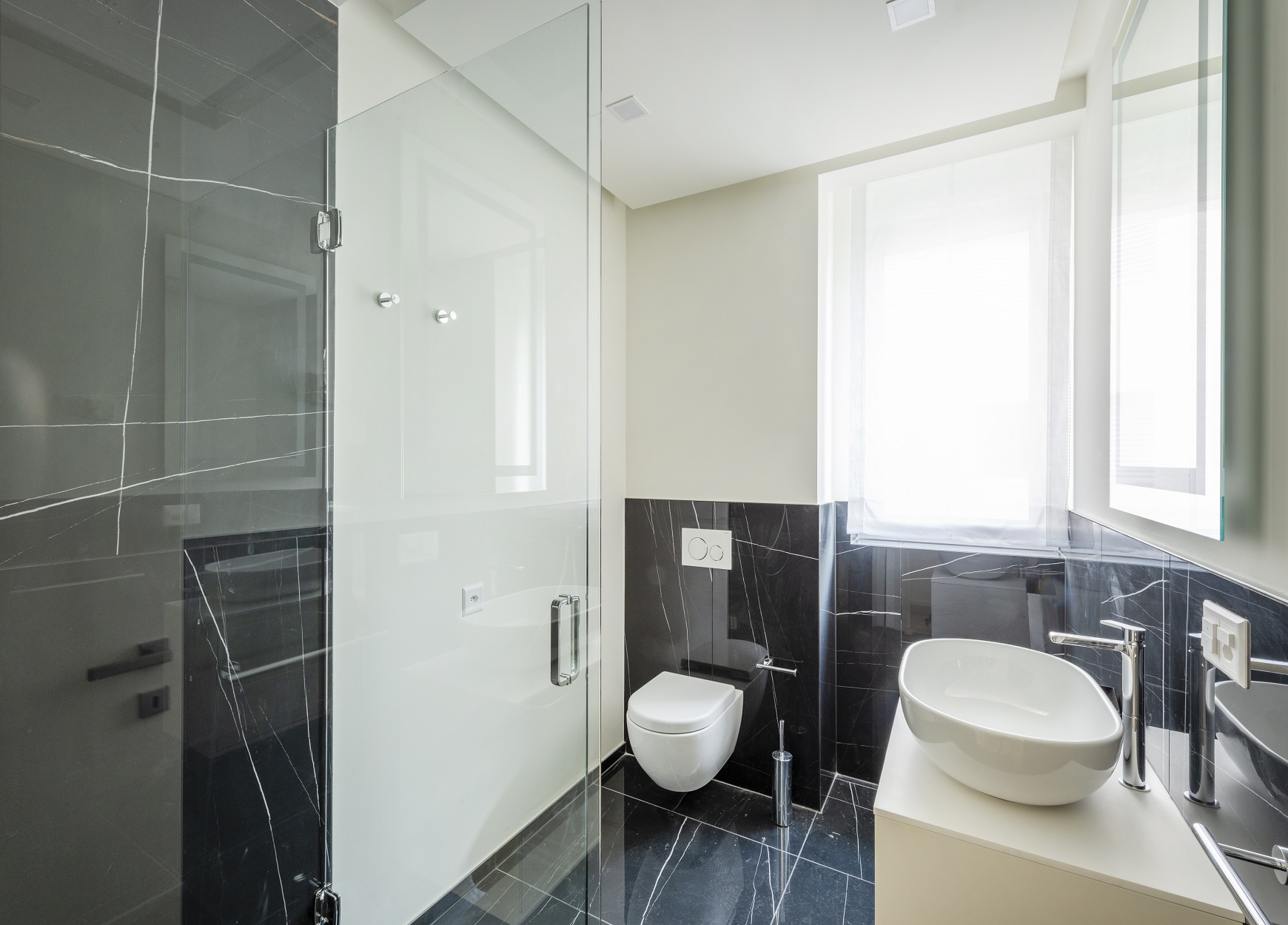 Modernes Bad mit Glasdusche und Toilette