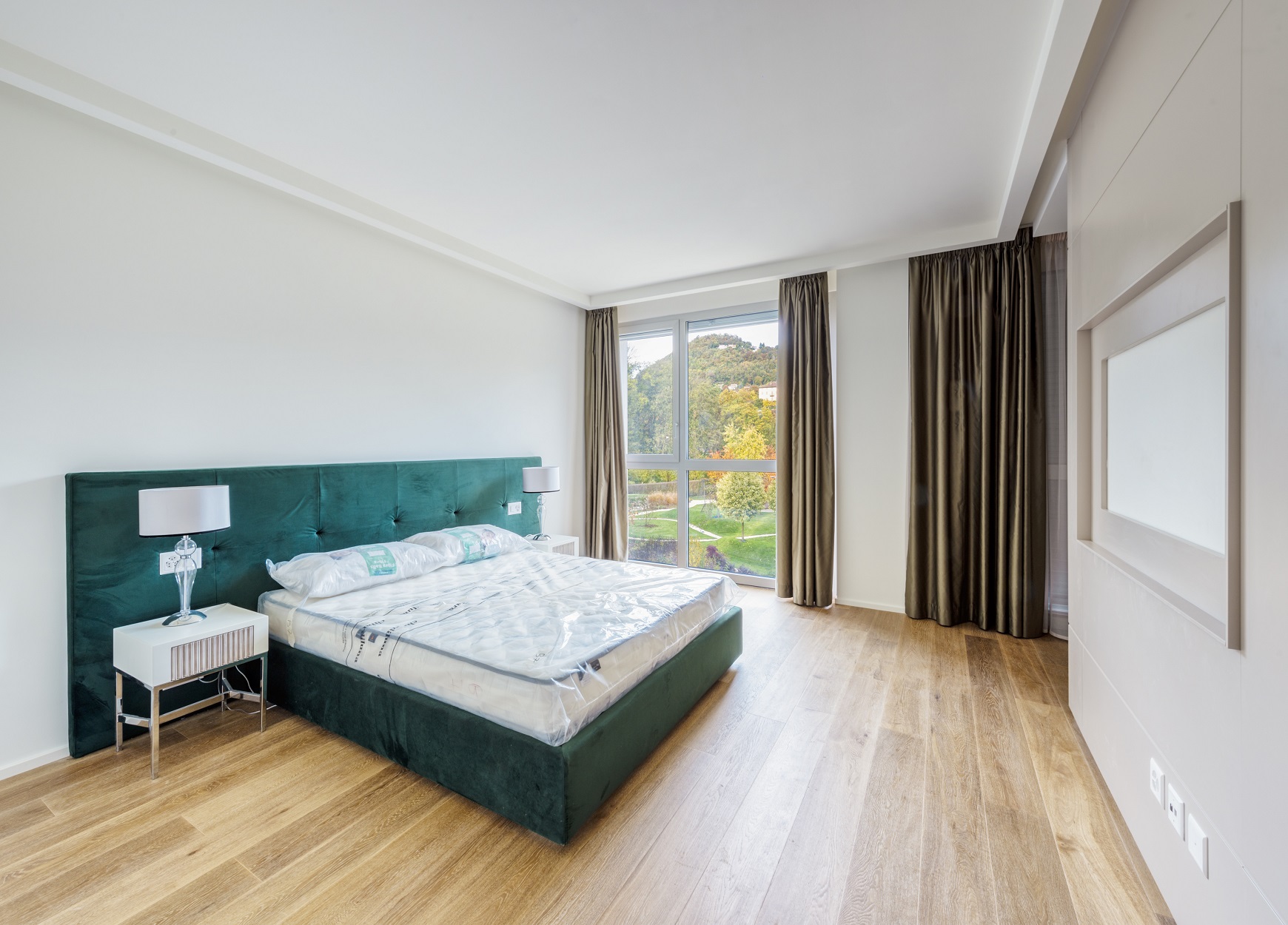 Modernes Schlafzimmer mit großer Fensterfront